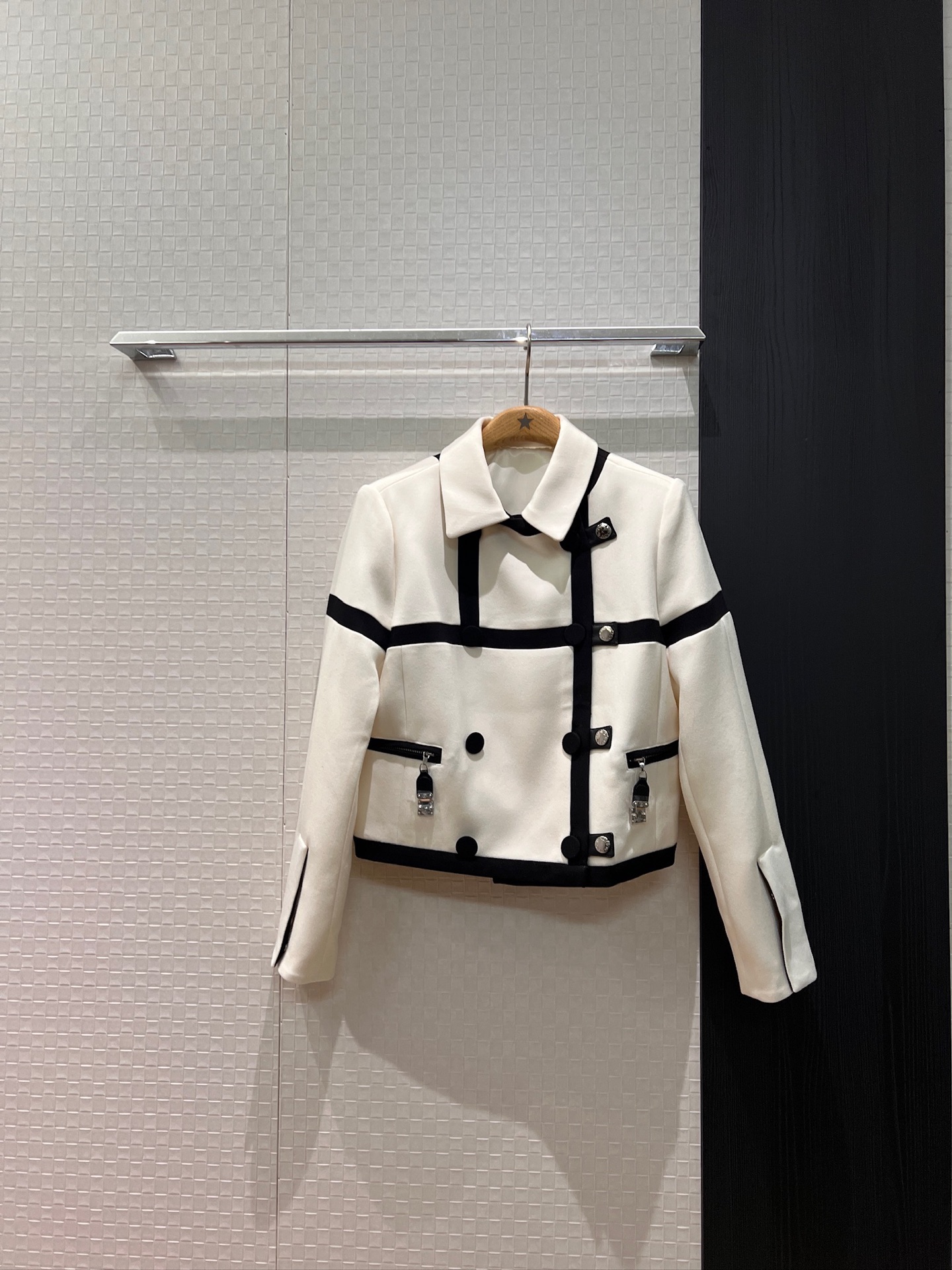 NO:658392,New positioning splicing design short jacket, handsome, sweet and cool hardware molding, fashionable temperament, age-reducing and versatile S-XL,,jackets & coats,alexander wang19860909新款定位拼接设计短款外套 帅气甜酷五金开模 时尚气质 减龄百搭S-XL,,jackets & coats,alexander wang,Women's clothing