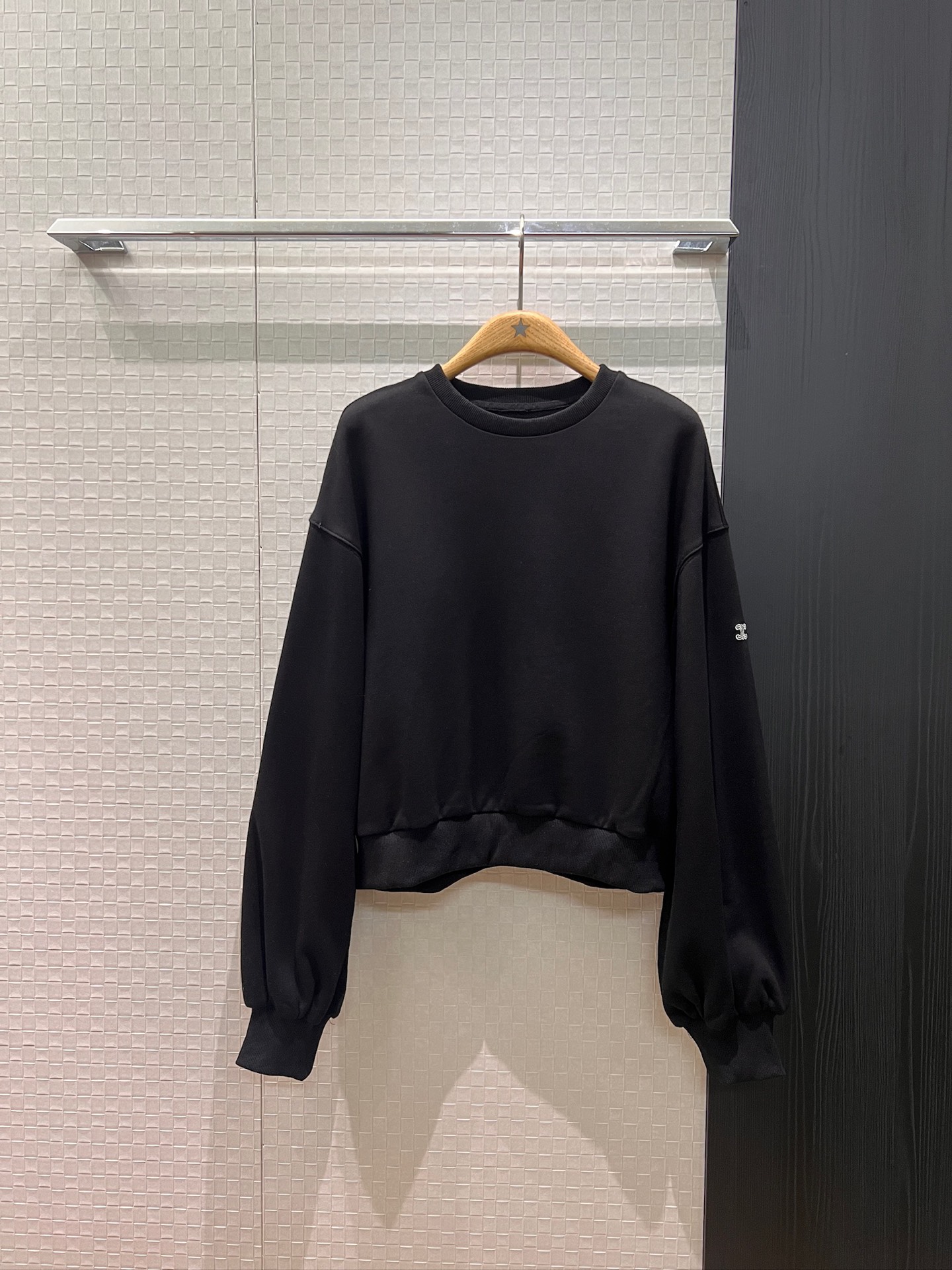 NO:658383,New recommended Arc de Triomphe embroidery logo decoration lantern sleeve round neck sweatshirt loose sweet cool casual age reduction simple fashion black gray SML,,hoodie,sweatshirts,alexander wang19860909新款推荐凯旋门刺绣徽标装饰 灯笼袖圆领卫衣 宽松甜酷休闲减龄 简约时尚黑色灰色 SML,,hoodie,sweatshirts,alexander wang,Women's clothing