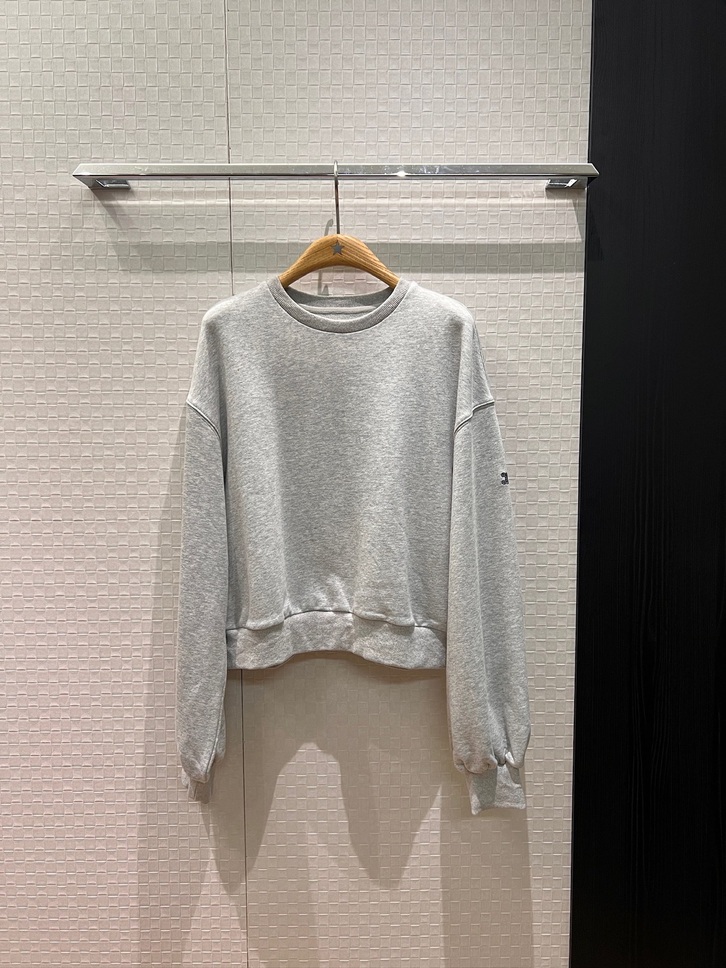 NO:658379,New recommended Arc de Triomphe embroidery logo decoration lantern sleeve round neck sweatshirt loose sweet cool casual age reduction simple fashion black gray SML,,hoodie,sweatshirts,alexander wang19860909新款推荐凯旋门刺绣徽标装饰 灯笼袖圆领卫衣 宽松甜酷休闲减龄 简约时尚黑色灰色 SML,,hoodie,sweatshirts,alexander wang,Women's clothing