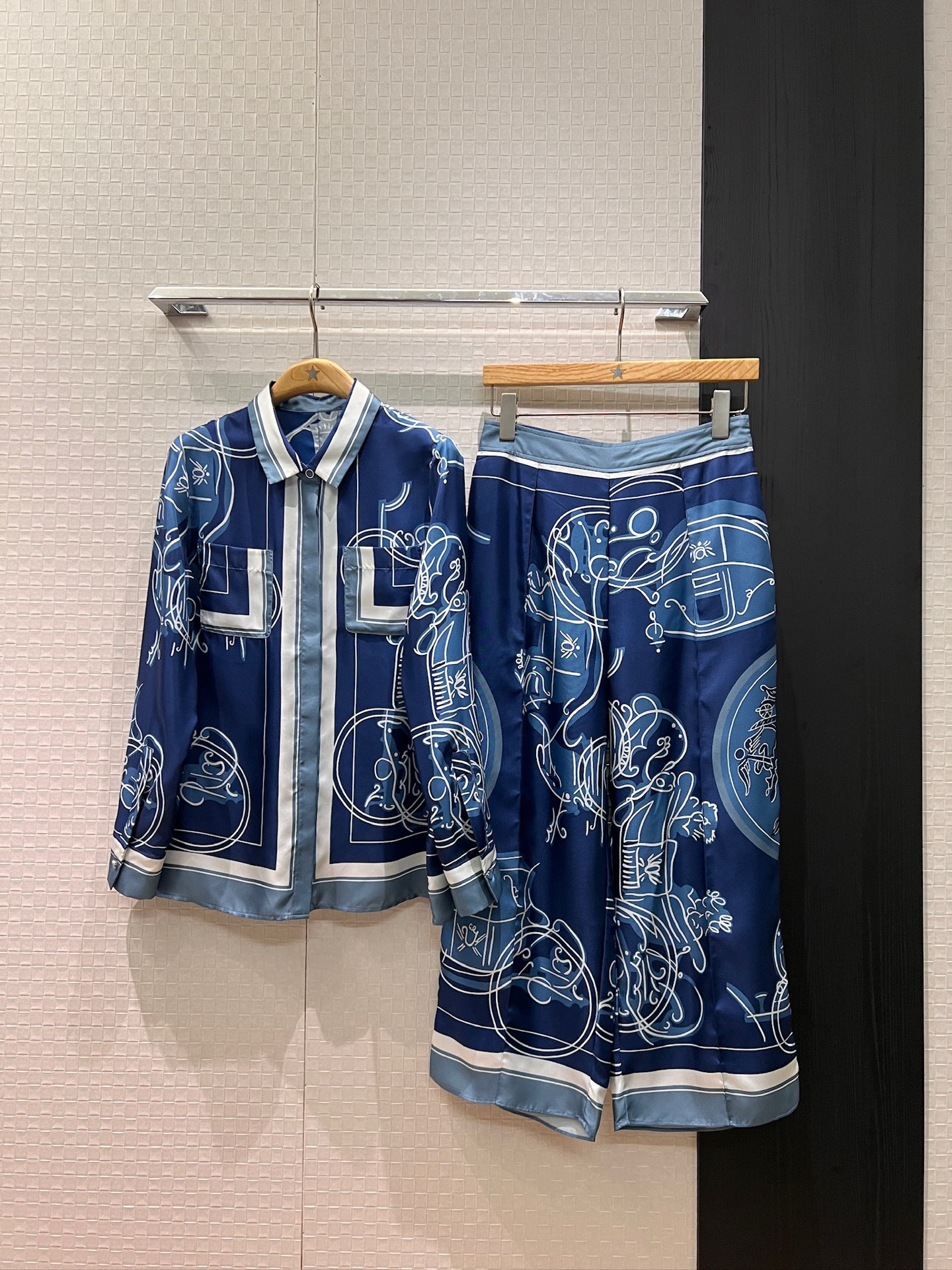 NO:658792,Shirts and pants, new styles for early spring, positioning printed silk twill shirts, positioning floral silk wide-leg pants, nine-point pants with chest pocket decoration, elastic waist design, fashionable and versatile, lazy temperament, can be worn as a set or separately, dark blue and light blue S-XL,,real silk,alexander wang19860909衬衣裤子早春新款定位印花真丝斜纹衬衣定位花真丝阔腿裤 九分裤胸前口袋装饰 松紧腰设计 时尚百搭 气质慵懒 可一套或分开搭 深蓝浅蓝 S-XL,,real silk,alexander wang,Women's clothing