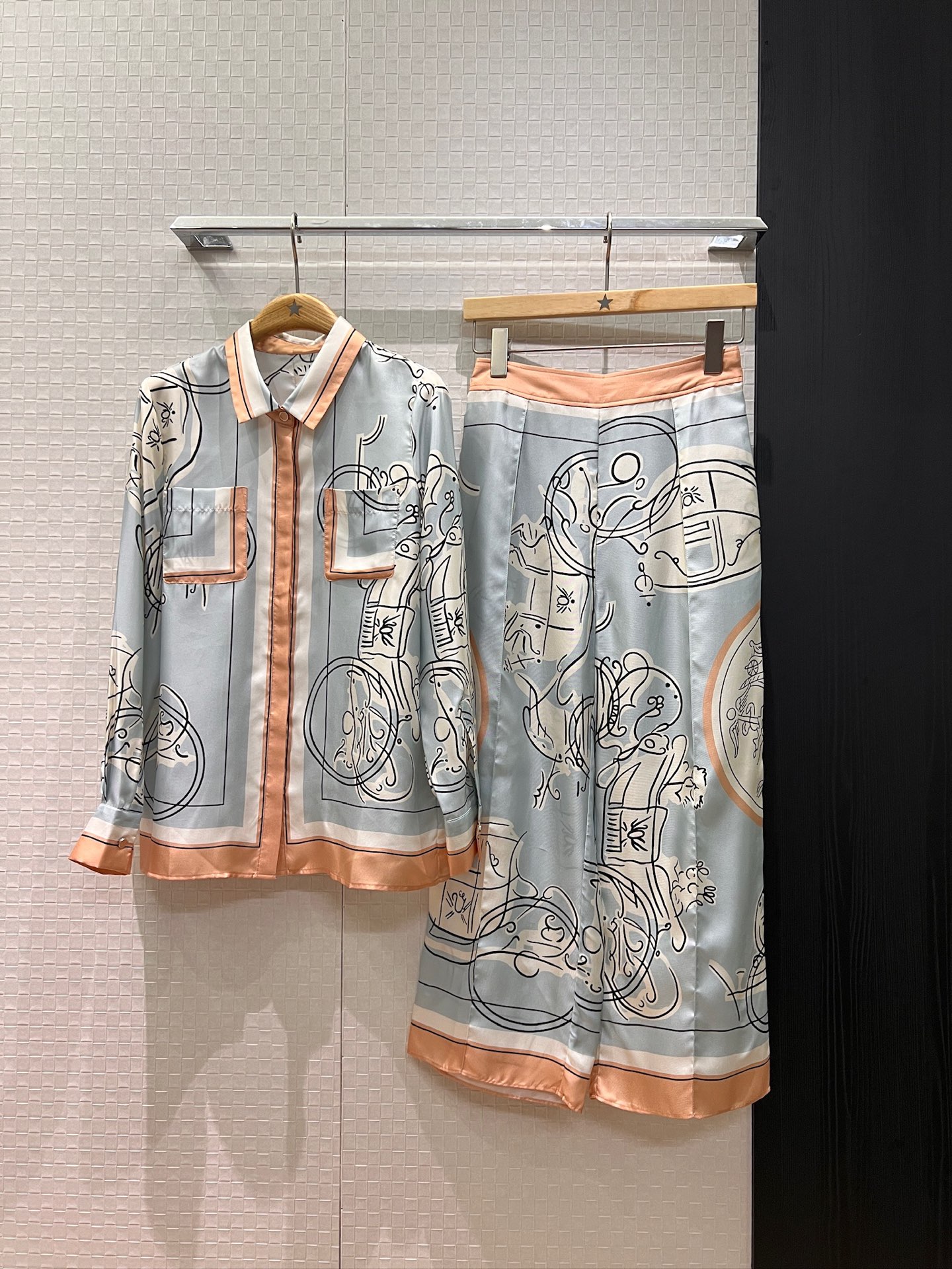 NO:658788,Shirts and pants, new styles for early spring, positioning printed silk twill shirts, positioning floral silk wide-leg pants, nine-point pants with chest pocket decoration, elastic waist design, fashionable and versatile, lazy temperament, can be worn as a set or separately, dark blue and light blue S-XL,,real silk,alexander wang19860909衬衣裤子早春新款定位印花真丝斜纹衬衣定位花真丝阔腿裤 九分裤胸前口袋装饰 松紧腰设计 时尚百搭 气质慵懒 可一套或分开搭 深蓝浅蓝 S-XL,,real silk,alexander wang,Women's clothing