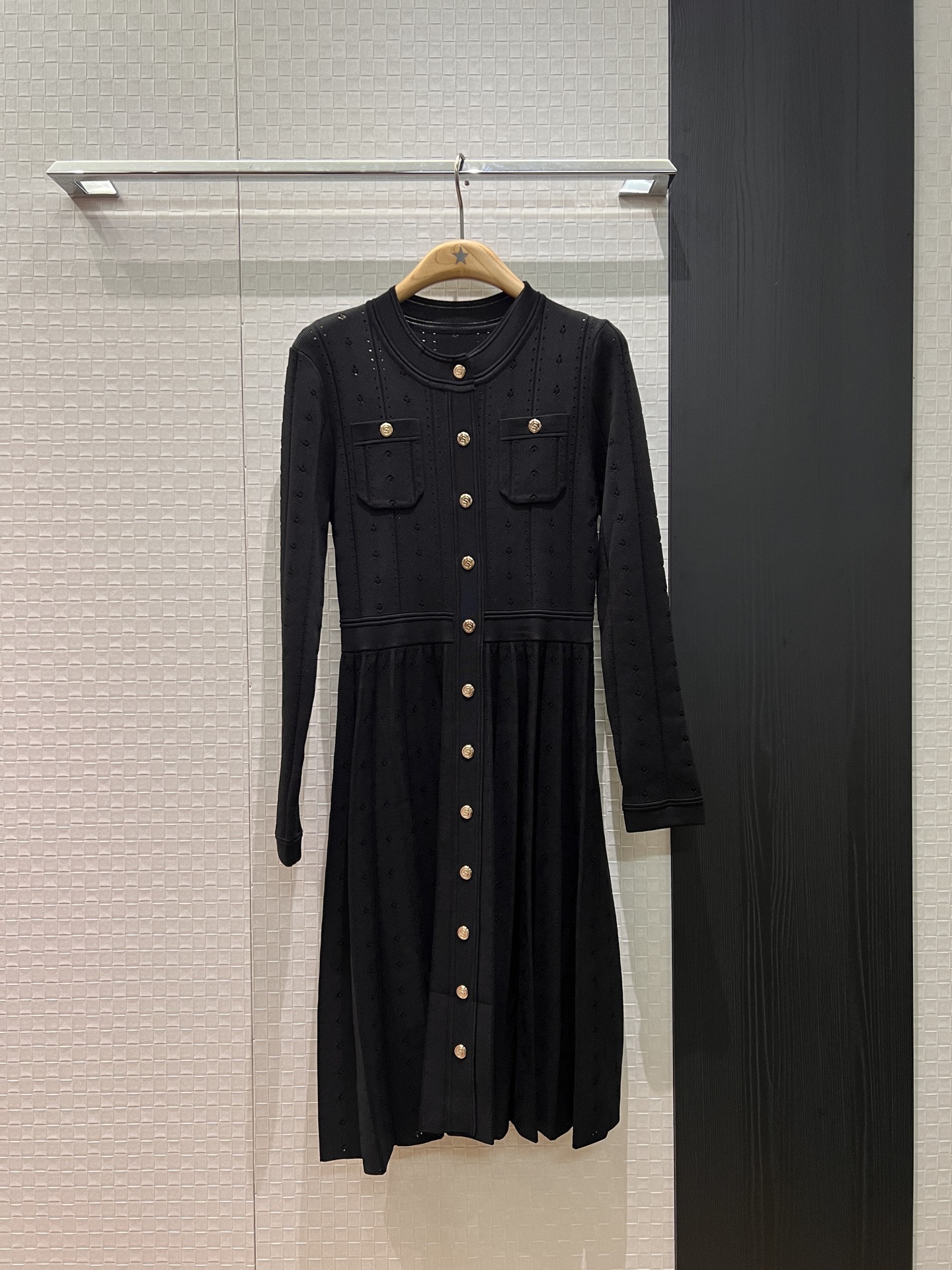NO:658769,New round neck hollow jacquard gold buckle knitted long-sleeved dress, slim and slim, elegant black pink red SML,,skirts,alexander wang19860909新款圆领镂空提花金扣针织长袖连衣裙修身显瘦 气质优雅黑色粉色红色 SML,,skirts,alexander wang,Women's clothing