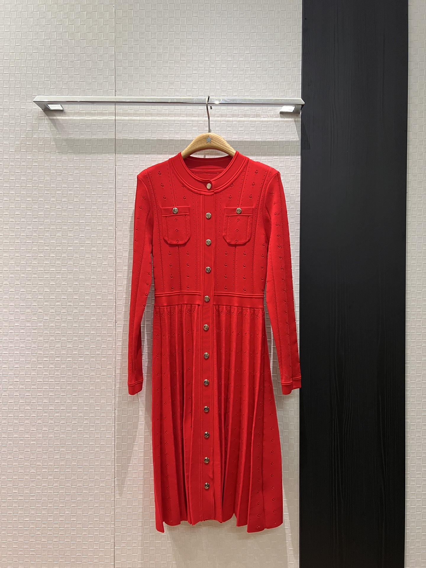NO:658763,New round neck hollow jacquard gold buckle knitted long-sleeved dress, slim and slim, elegant black pink red SML,,skirts,alexander wang19860909新款圆领镂空提花金扣针织长袖连衣裙修身显瘦 气质优雅黑色粉色红色 SML,,skirts,alexander wang,Women's clothing