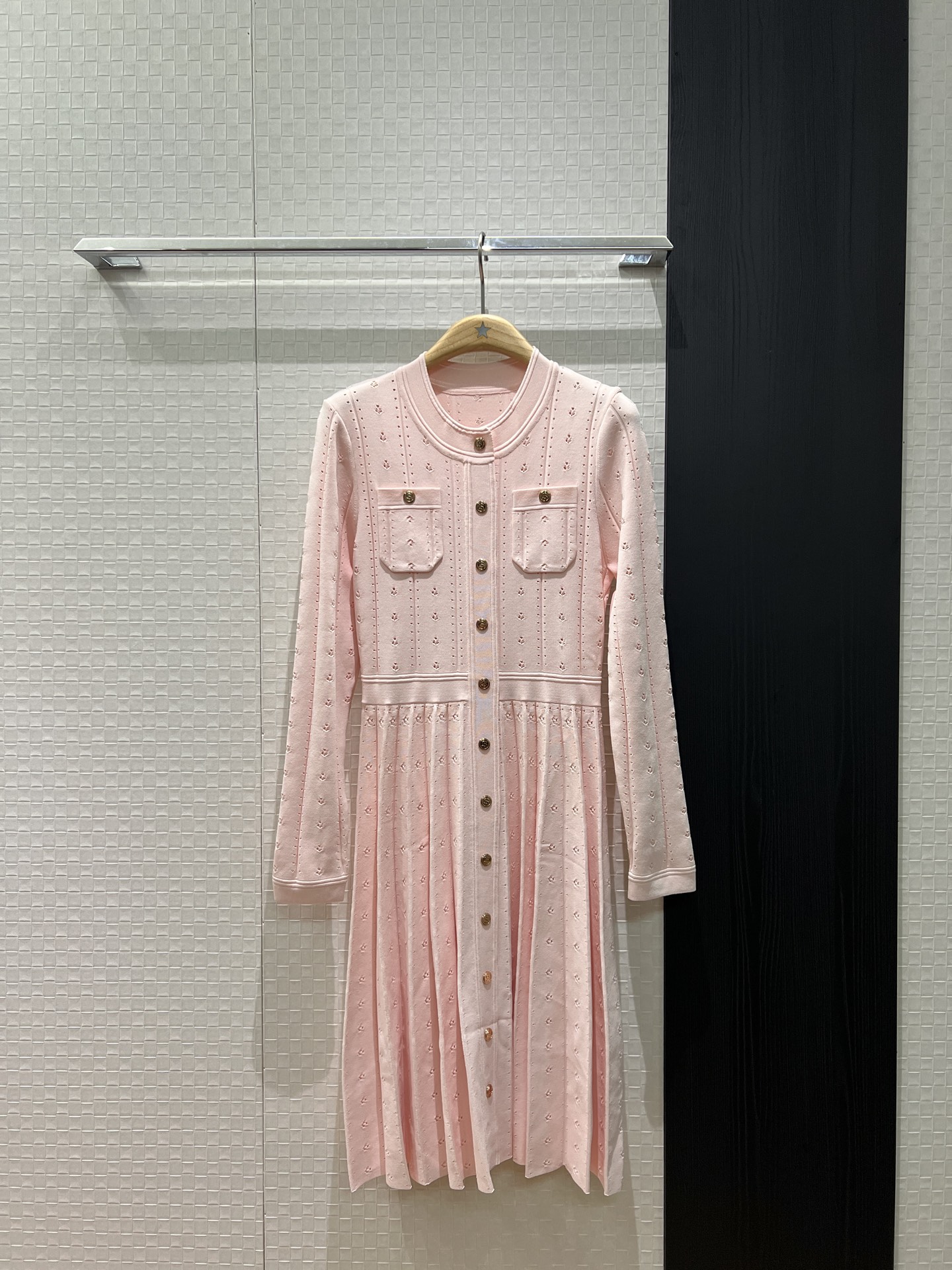 NO:658786,New round neck hollow jacquard gold buckle knitted long-sleeved dress, slim and slim, elegant black pink red SML,,skirts,alexander wang19860909新款圆领镂空提花金扣针织长袖连衣裙修身显瘦 气质优雅黑色粉色红色 SML,,skirts,alexander wang,Women's clothing