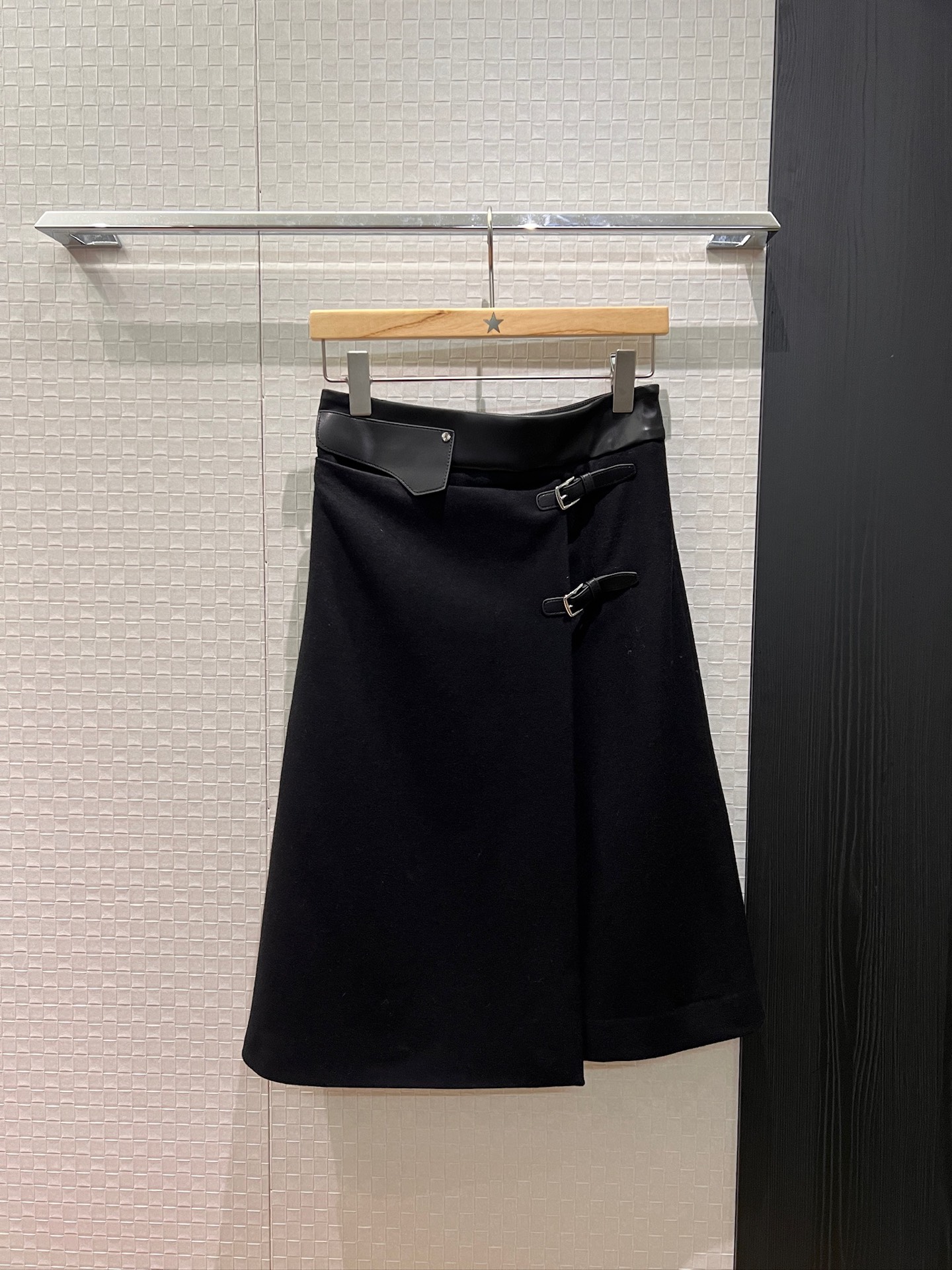 NO:658782,New show style, leather waist, asymmetrical buttoned skirt, wool fabric, fashionable commuting, versatile black and gray temperament, SML,,skirts,alexander wang19860909新款秀款 拼皮腰围不对称系扣半裙羊毛呢面料 时尚通勤 气质百搭黑色灰色 SML,,skirts,alexander wang,Women's clothing