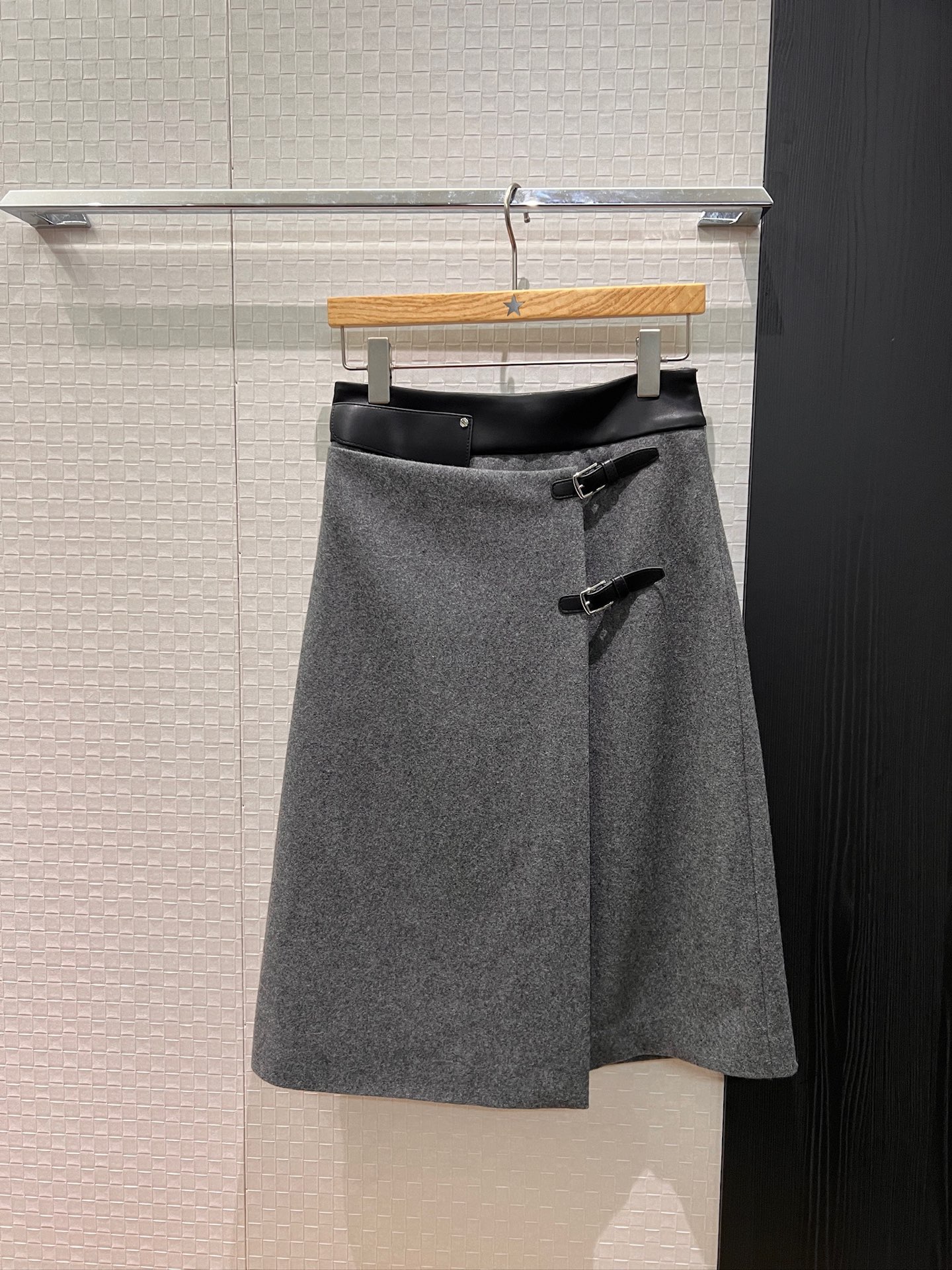 NO:658776,New show style, leather waist, asymmetrical buttoned skirt, wool fabric, fashionable commuting, versatile black and gray temperament, SML,,skirts,alexander wang19860909新款秀款 拼皮腰围不对称系扣半裙羊毛呢面料 时尚通勤 气质百搭黑色灰色 SML,,skirts,alexander wang,Women's clothing