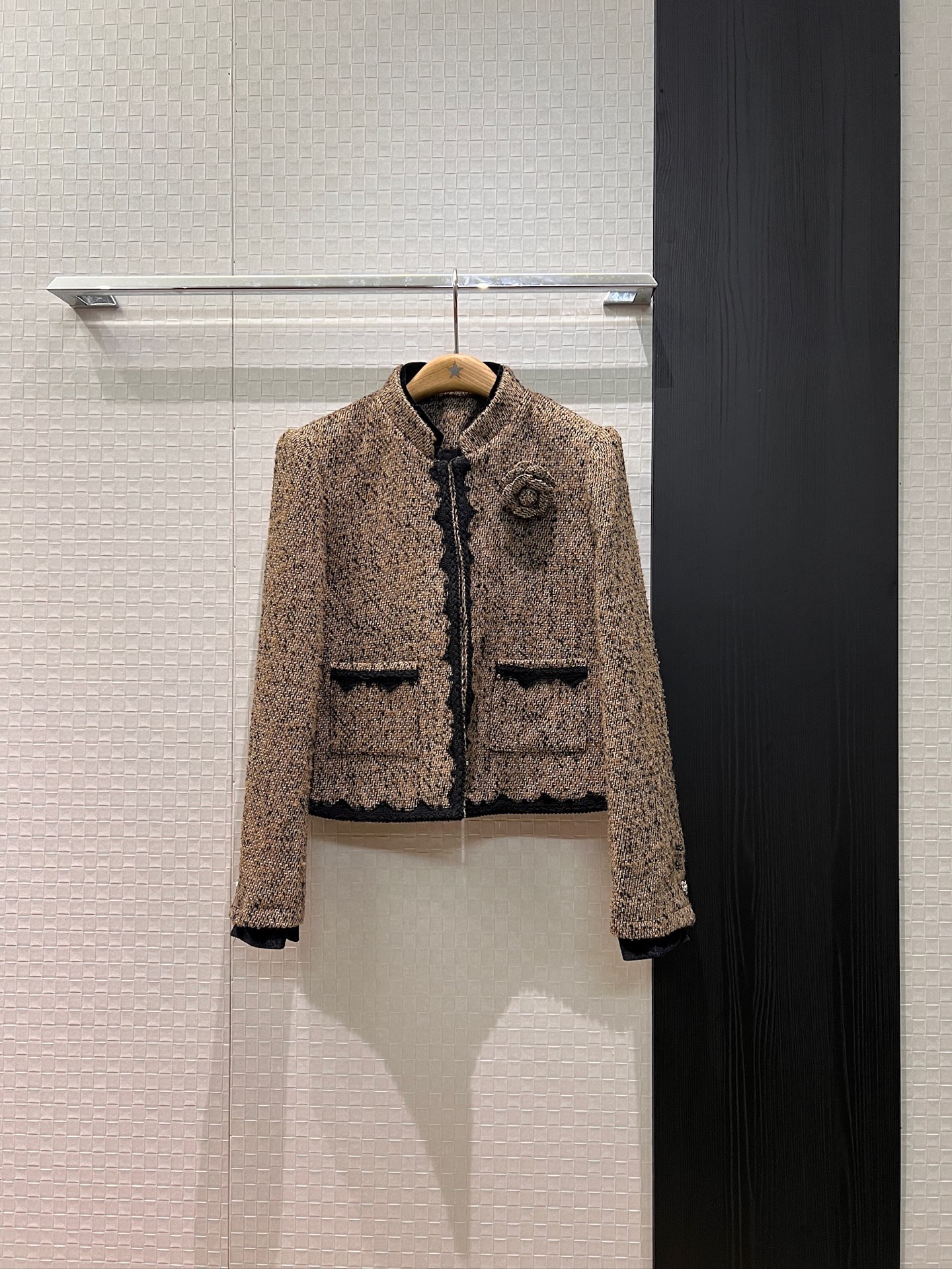 NO:658770,New three-dimensional camellia brooch decoration, stand-up collar tweed wool jacket crochet embroidery lace, velvet stitching collar and cuffs, camellia lining, ladylike temperament, elegant and versatile SML,,jackets & coats,brooch,breastpin,alexander wang19860909新款立体山茶花胸针装饰 立领粗花呢羊毛外套钩花刺绣花边 丝绒拼接领口袖口 山茶花内衬名媛气质 优雅百搭 SML,,jackets & coats,brooch，breastpin,alexander wang,Women's clothing