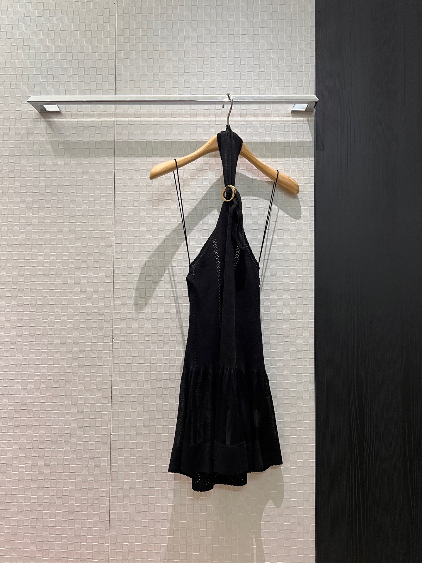 NO:658764,26c early spring halter neck backless knitted vest top with lotus lace hem and diamond-encrusted double C hardware accessories. Waist slimming, sexy and versatile. Must-have for vacation. Black apricot SML,,alexander wang1986090926c早春挂脖露背针织背心上衣 荷叶花边下摆镶钻双C五金配件 收腰显瘦性感百搭 度假必备 黑色杏色 SML,,alexander wang,Women's clothing