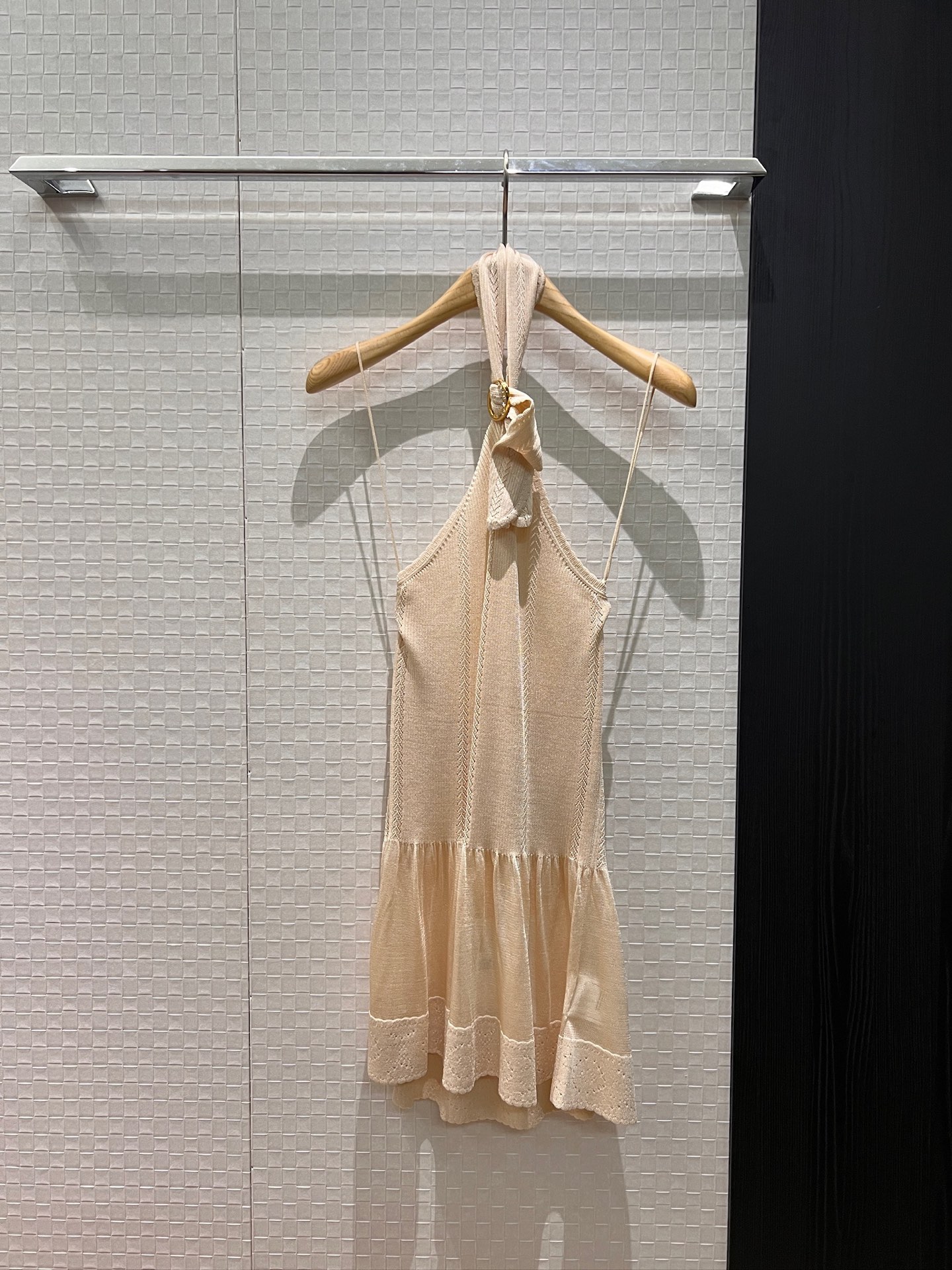 NO:658787,26c early spring halter neck backless knitted vest top with lotus lace hem and diamond-encrusted double C hardware accessories. Waist slimming, sexy and versatile. Must-have for vacation. Black apricot SML,,alexander wang1986090926c早春挂脖露背针织背心上衣 荷叶花边下摆镶钻双C五金配件 收腰显瘦性感百搭 度假必备 黑色杏色 SML,,alexander wang,Women's clothing