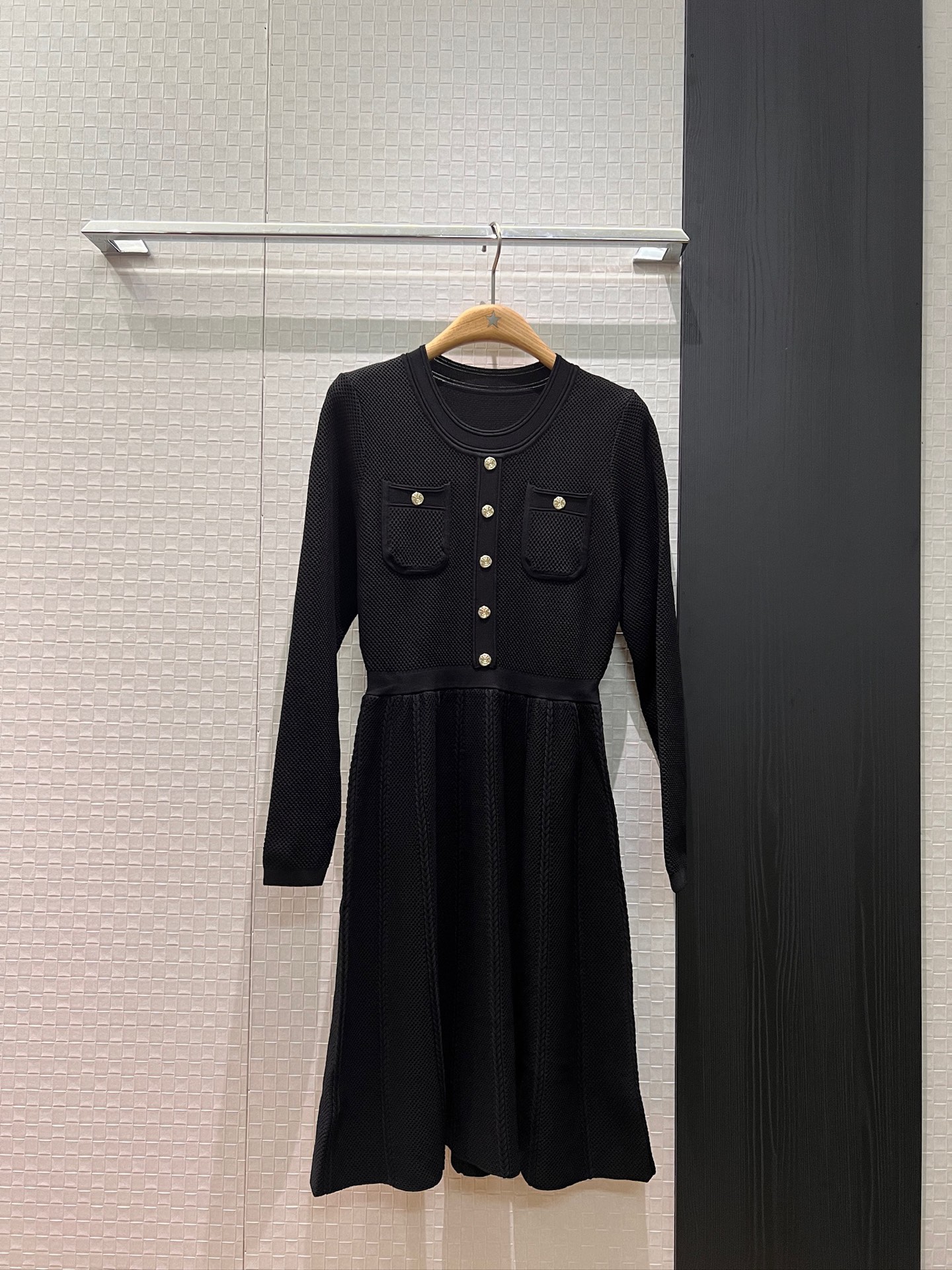 NO:658781,New waffle splicing knitted long-sleeved round neck dress with molded gold buckle, chest pocket decoration, slim fit, simple commuting, worn alone with black and off-white SML,,skirts,alexander wang19860909新款华夫格拼接针织长袖圆领连衣裙开模金扣 胸前口袋装饰 修身显瘦 简约通勤 单穿外搭黑色米白 SML,,skirts,alexander wang,Women's clothing