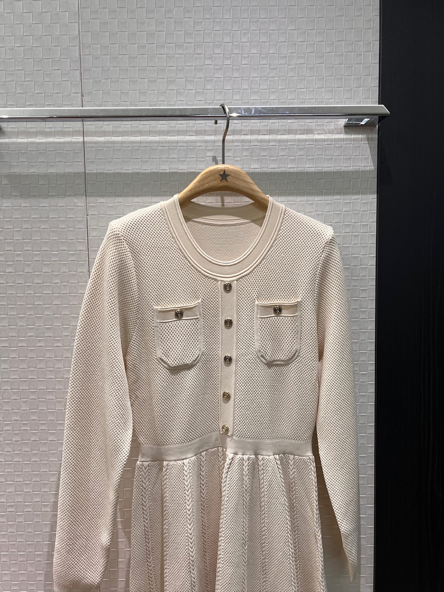 NO:658775,New waffle splicing knitted long-sleeved round neck dress with molded gold buckle, chest pocket decoration, slim fit, simple commuting, worn alone with black and off-white SML,,skirts,alexander wang19860909新款华夫格拼接针织长袖圆领连衣裙开模金扣 胸前口袋装饰 修身显瘦 简约通勤 单穿外搭黑色米白 SML,,skirts,alexander wang,Women's clothing