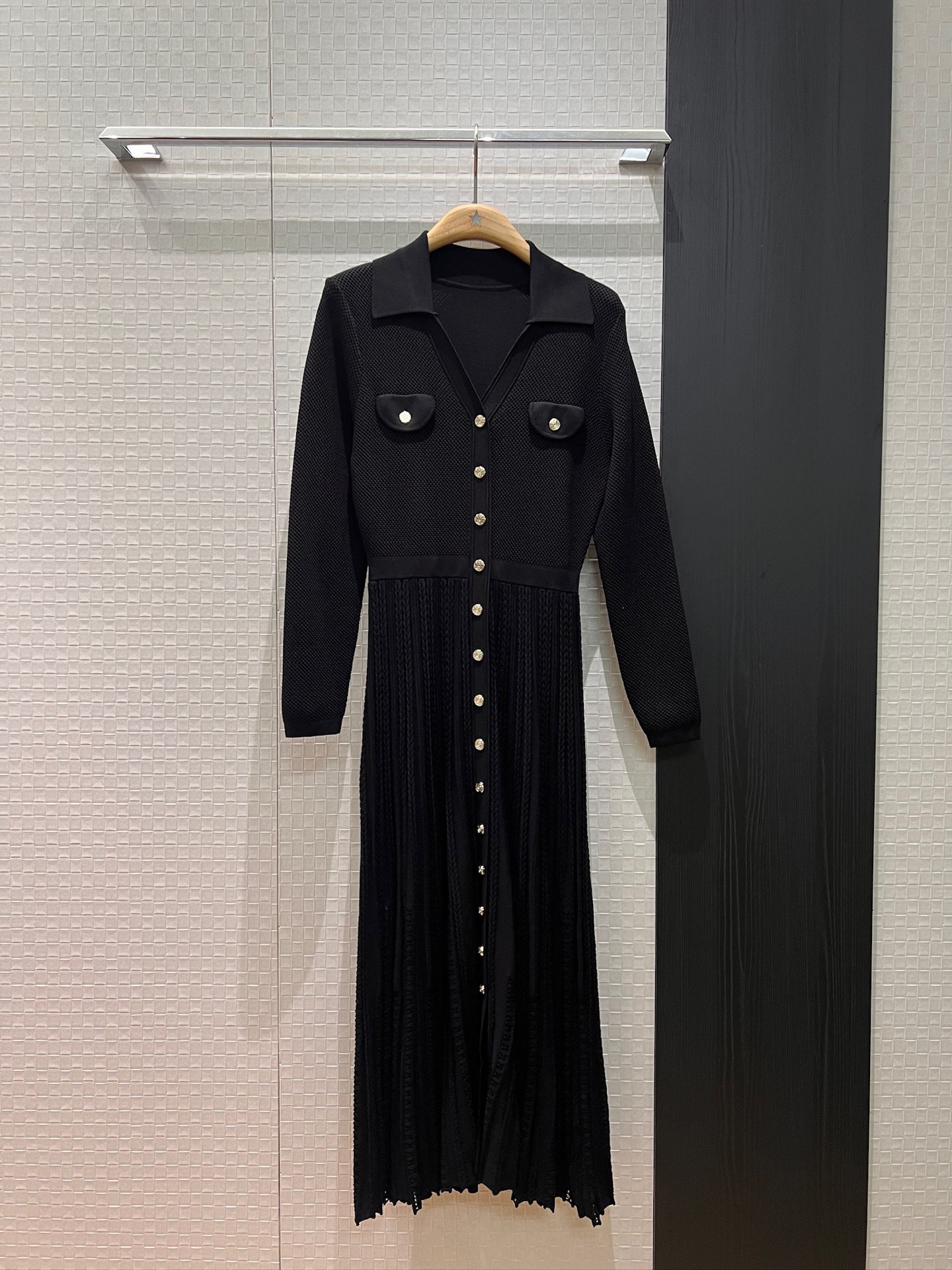 NO:658780,New style lapel V-neck waffle stitching three-dimensional twist hollow knitted dress Long skirt decorated with gold buttons Slim and slim Elegant black apricot SML,,skirts,alexander wang19860909新款翻领V领华夫格拼接立体麻花镂空针织连衣裙 长裙金扣装饰 修身显瘦 气质优雅黑色杏色 SML,,skirts,alexander wang,Women's clothing