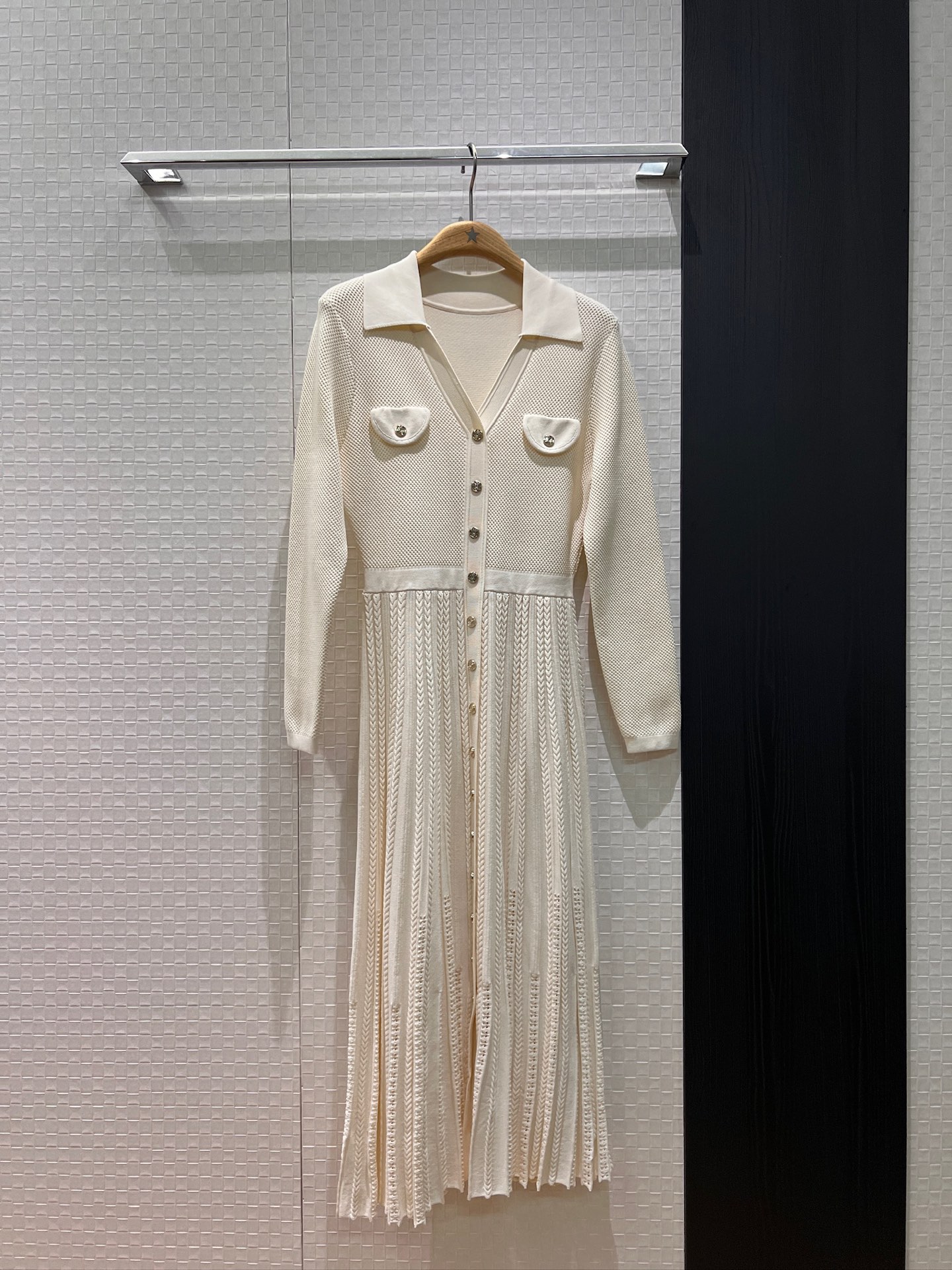 NO:658774,New style lapel V-neck waffle stitching three-dimensional twist hollow knitted dress Long skirt decorated with gold buttons Slim and slim Elegant black apricot SML,,skirts,alexander wang19860909新款翻领V领华夫格拼接立体麻花镂空针织连衣裙 长裙金扣装饰 修身显瘦 气质优雅黑色杏色 SML,,skirts,alexander wang,Women's clothing