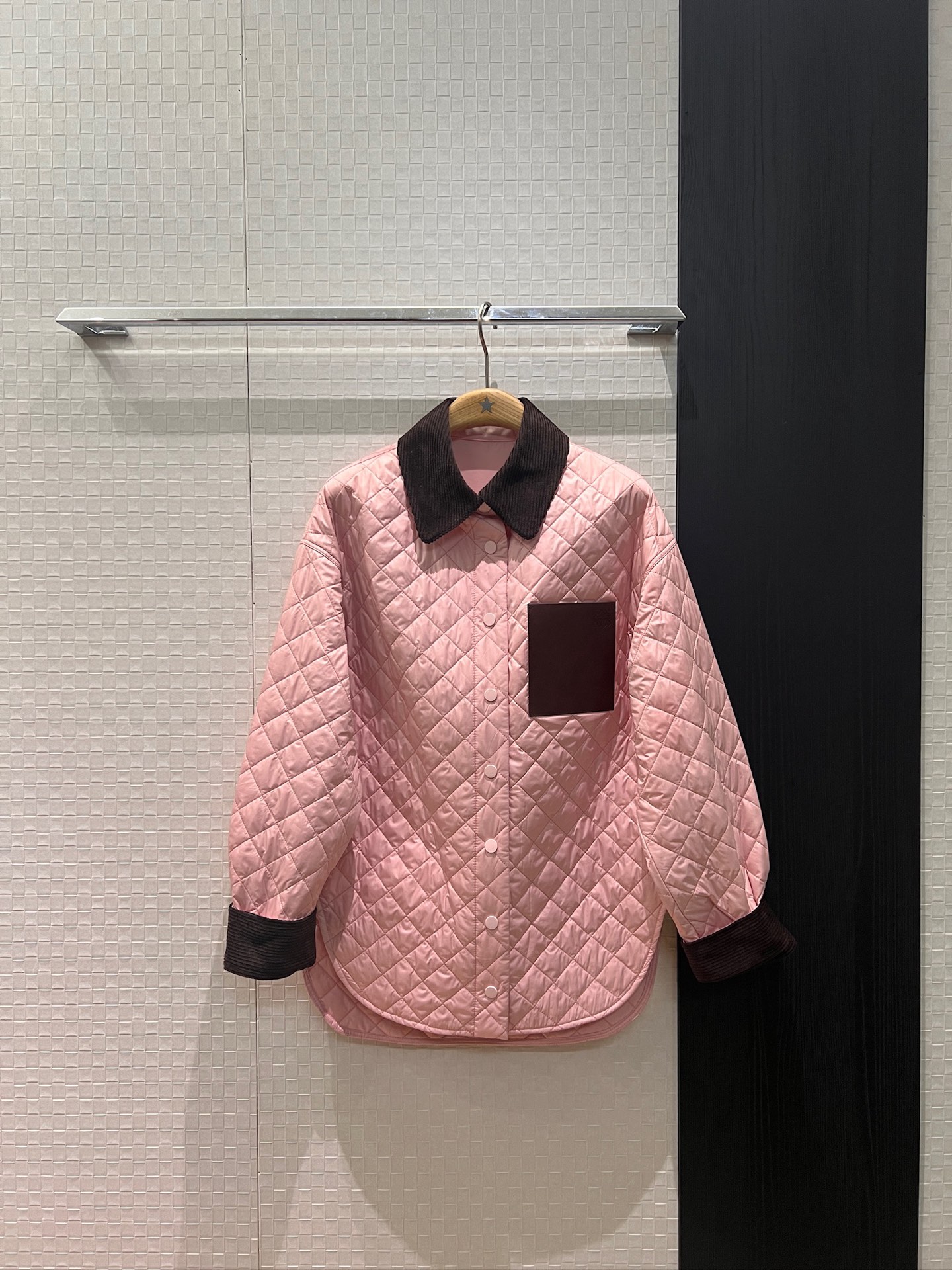 NO:663078,New pink Loewe patchwork corduroy lapel rhombus cotton shirt jacket with classic logo leather pocket decoration on the chest. Irregular hem, loose and casual. Warm and versatile. S-XL,,loewe,jackets & coats, 19860909新款粉色loewe拼接灯芯绒翻领菱格纹棉服衬衣外套胸前经典logo皮口袋装饰 不规则下摆宽松休闲 保暖百搭 S-XL,,loewe,jackets & coats, ,Women's clothing