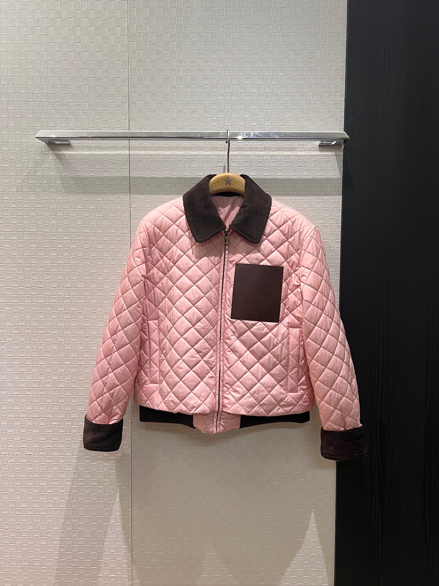NO:663069,New pink Loewe spliced ​​corduroy lapel rhombus pattern short cotton jacket with classic logo leather pocket decoration on the chest Ribbed waist at the hem loose and casual Warm and versatile S-XL,,loewe,jackets & coats, 19860909新款粉色loewe拼接灯芯绒翻领菱格纹短款棉服外套胸前经典logo皮口袋装饰 下摆罗纹收腰宽松休闲 保暖百搭 S-XL,,loewe,jackets & coats, ,Women's clothing
