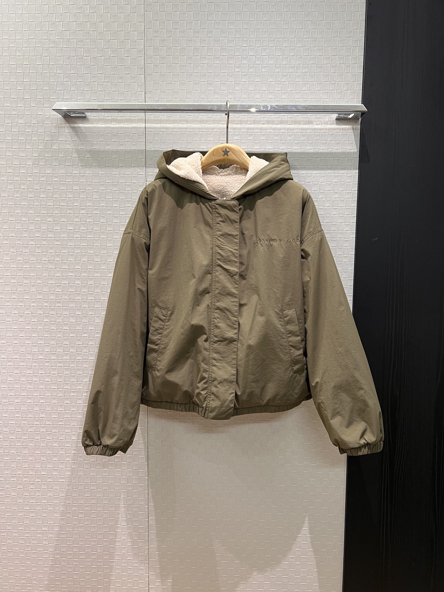 NO:663057,New big goose teddy fur reversible hooded jacket classic badge armband decoration elastic cuffs hem waist loose and casual age-reducing and versatile green coffee gray SML,,jackets & coats,hats, 19860909新款大鹅泰迪毛毛两面穿 连帽外套经典徽章袖标装饰 松紧袖口下摆收腰 宽松休闲 减龄百搭绿色咖色灰色 SML,,jackets & coats,hats, ,Women's clothing