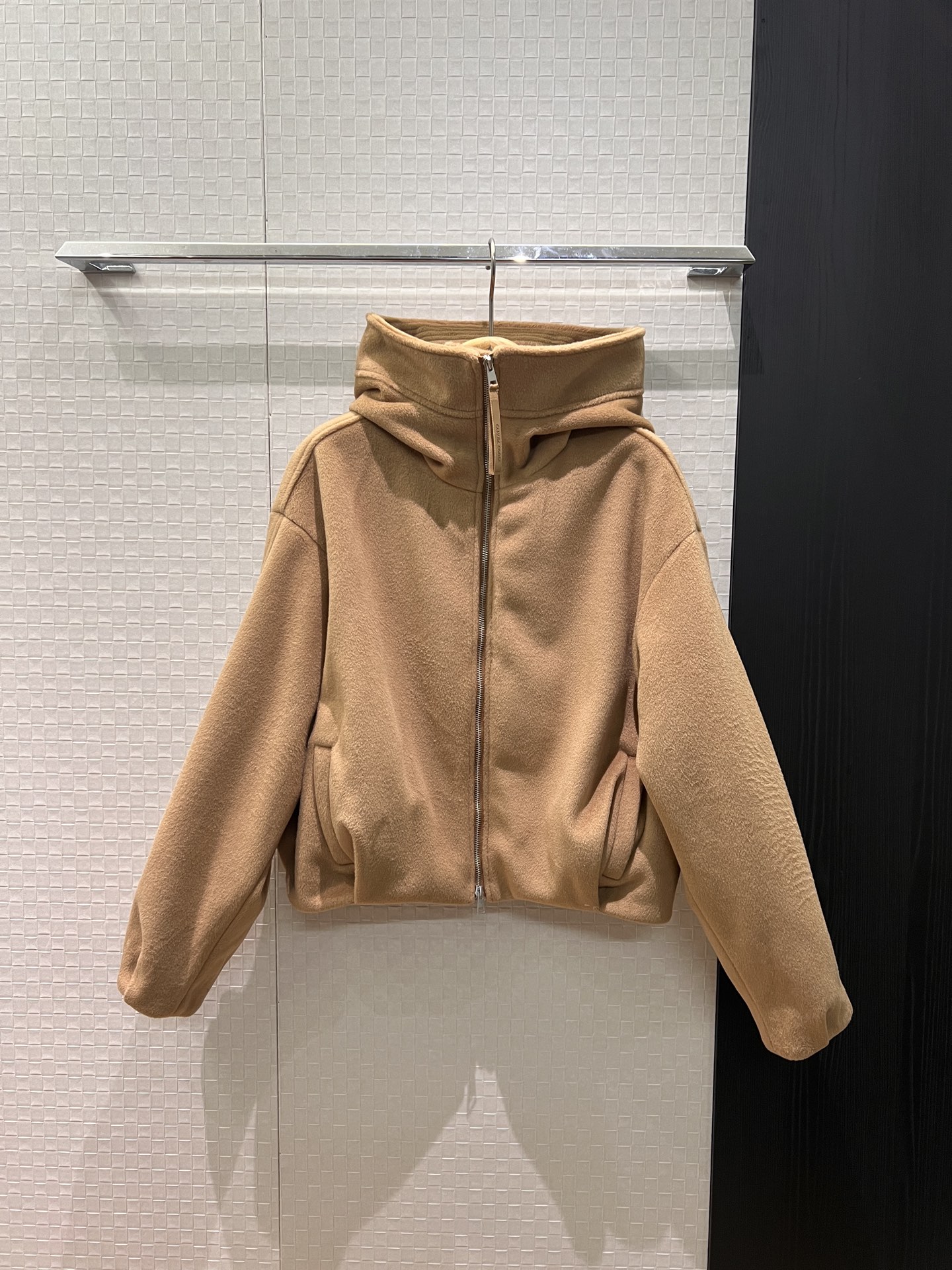 NO:663050,New Big Goose hooded woolen waisted jacket. The pleated bud design at the hem is loose and casual. Fashionable and versatile, brown and apricot SML,,jackets & coats,hats, 19860909新款大鹅 连帽羊毛呢收腰外套 下摆褶皱花苞设计宽松休闲 时尚百搭咖色杏色 SML,,jackets & coats,hats, ,Women's clothing