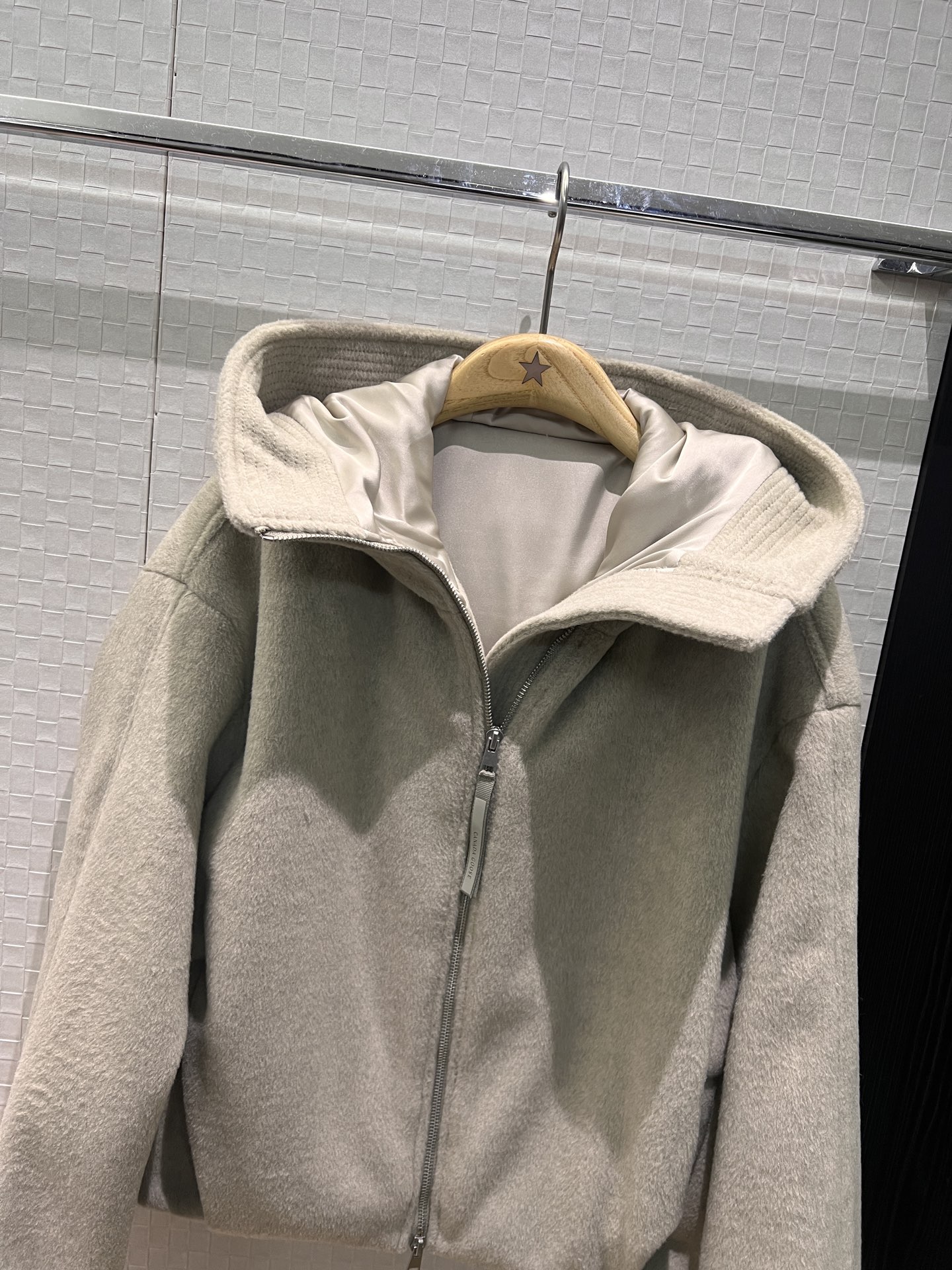 NO:663046,New Big Goose hooded woolen waisted jacket. The pleated bud design at the hem is loose and casual. Fashionable and versatile, brown and apricot SML,,jackets & coats,hats, 19860909新款大鹅 连帽羊毛呢收腰外套 下摆褶皱花苞设计宽松休闲 时尚百搭咖色杏色 SML,,jackets & coats,hats, ,Women's clothing