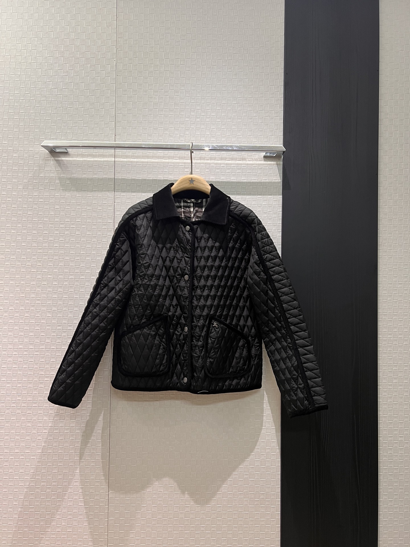 NO:663042,Autumn and winter new model Chen Lijun's same style corduroy splicing edged rhombus lapel padded jacket quilted design jacket cotton coat decorated with horse logo English plaid lining light and soft comfortable not bulky age-reducing versatile burgundy apricot black SML,,jackets & coats,jackets & coats, 19860909秋冬新款陈丽君同款 灯芯绒拼接包边菱格纹翻领夹棉外套 绗缝设计夹克棉服战马logo装饰 英格兰格纹内衬 轻薄柔软 舒适不臃肿 减龄百搭酒红杏色黑色 SML,,jackets & coats,jackets & coats, ,Women's clothing