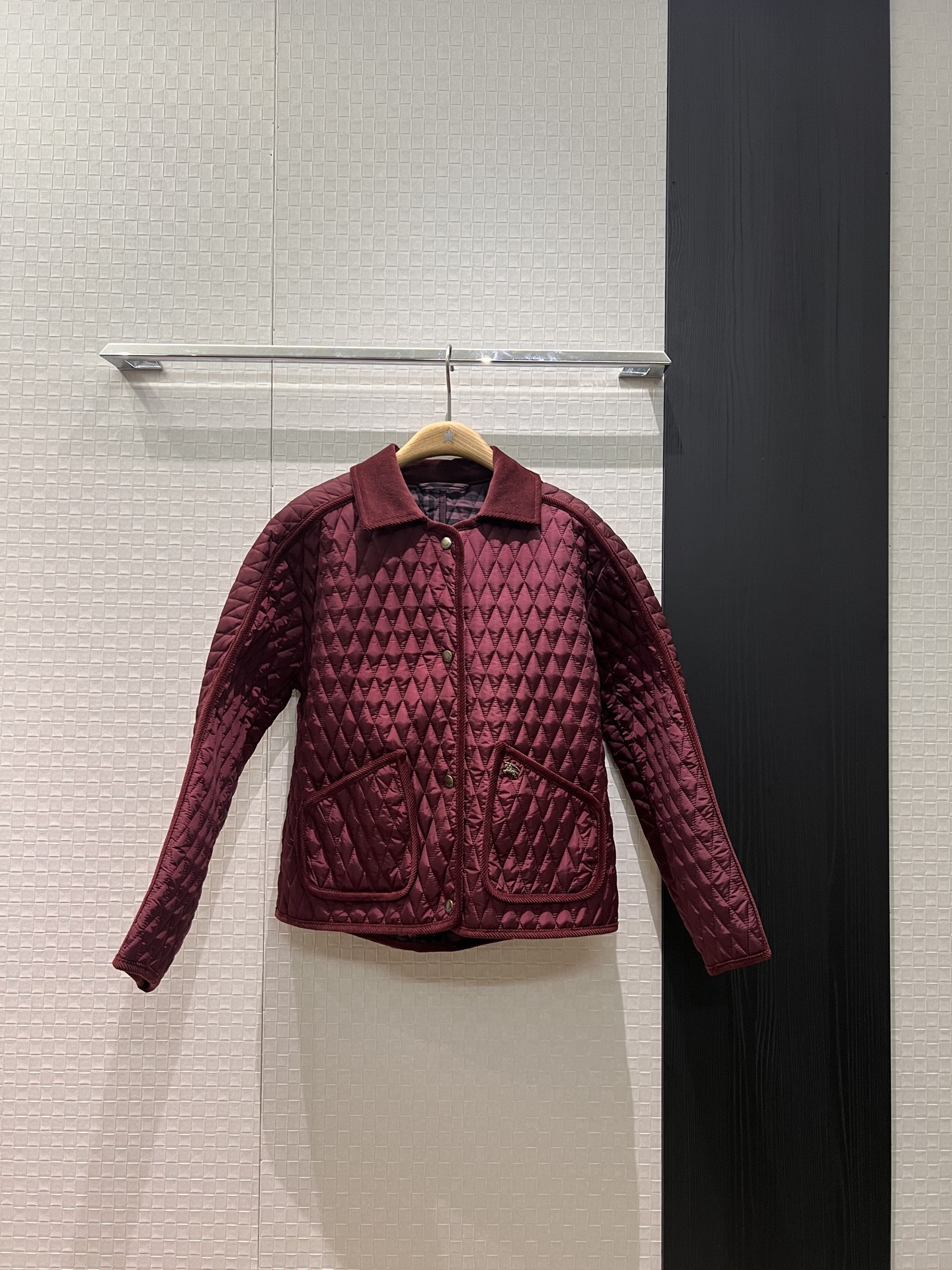 NO:663039,Autumn and winter new model Chen Lijun's same style corduroy splicing edged rhombus lapel padded jacket quilted design jacket cotton coat decorated with horse logo English plaid lining light and soft comfortable not bulky age-reducing versatile burgundy apricot black SML,,jackets & coats,jackets & coats, 19860909秋冬新款陈丽君同款 灯芯绒拼接包边菱格纹翻领夹棉外套 绗缝设计夹克棉服战马logo装饰 英格兰格纹内衬 轻薄柔软 舒适不臃肿 减龄百搭酒红杏色黑色 SML,,jackets & coats,jackets & coats, ,Women's clothing