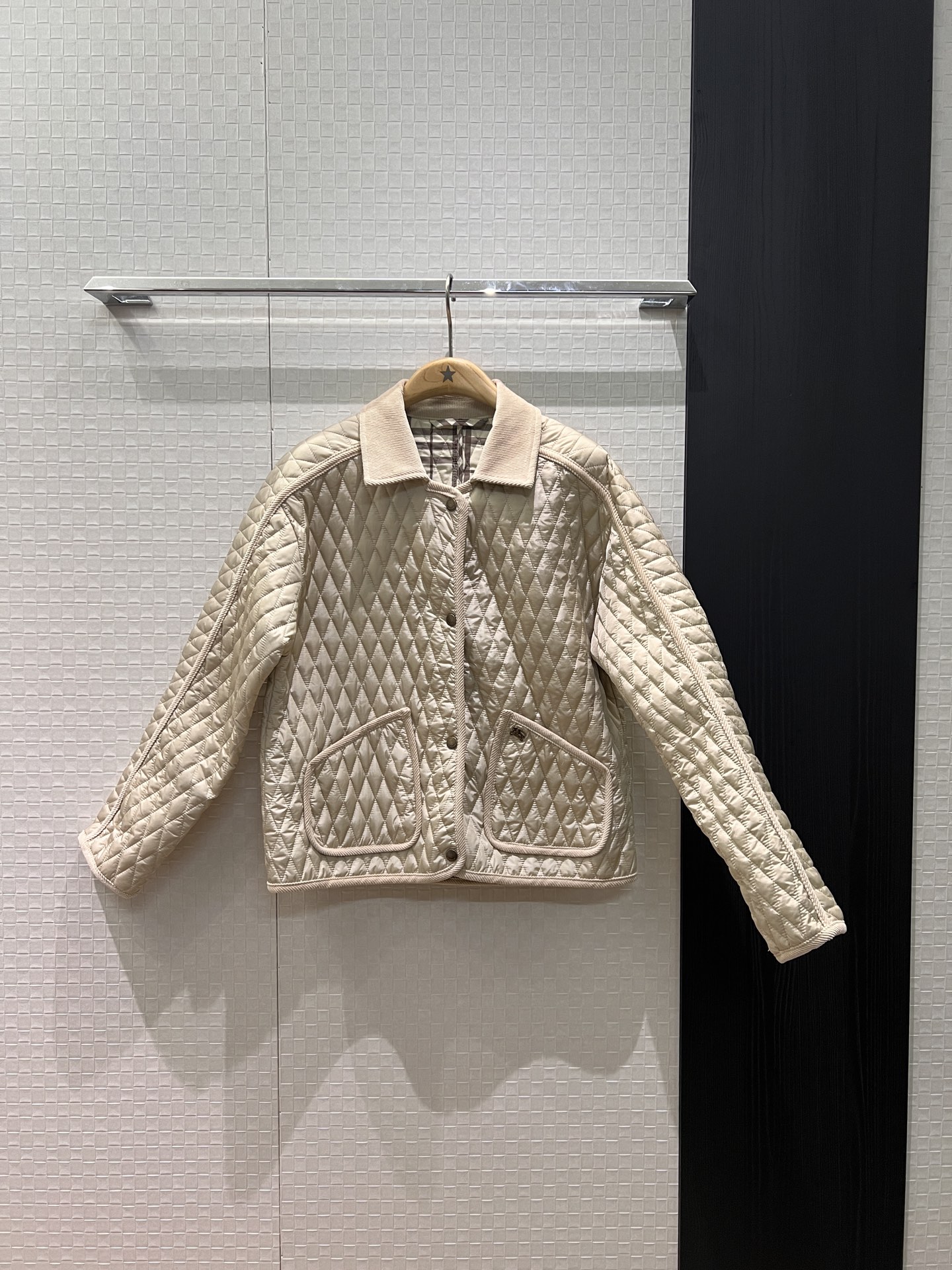 NO:663052,Autumn and winter new model Chen Lijun's same style corduroy splicing edged rhombus lapel padded jacket quilted design jacket cotton coat decorated with horse logo English plaid lining light and soft comfortable not bulky age-reducing versatile burgundy apricot black SML,,jackets & coats,jackets & coats, 19860909秋冬新款陈丽君同款 灯芯绒拼接包边菱格纹翻领夹棉外套 绗缝设计夹克棉服战马logo装饰 英格兰格纹内衬 轻薄柔软 舒适不臃肿 减龄百搭酒红杏色黑色 SML,,jackets & coats,jackets & coats, ,Women's clothing