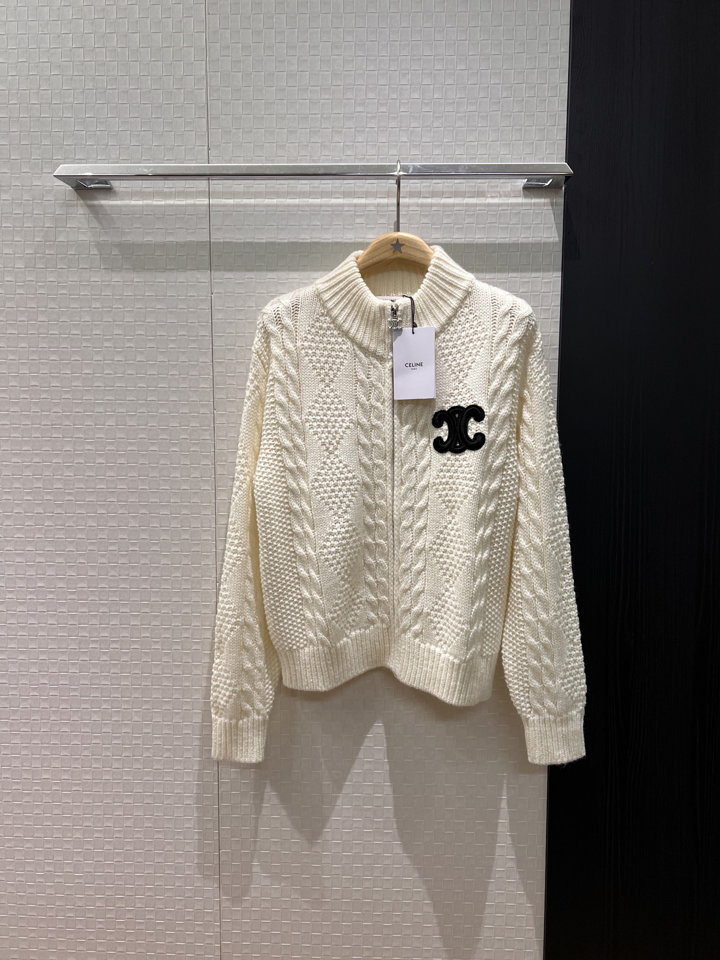 NO:663047,New style thick stick stitch high collar knitted wool cardigan jacket with Arc de Triomphe logo embroidered on the chest, handmade beading, casual and versatile, black and white SML,,jackets & coats, 19860909新款粗棒针高领针织羊毛开衫外套胸前刺绣凯旋门大logo 手工钉珠休闲百搭 黑色白色 SML,,jackets & coats, ,Women's clothing