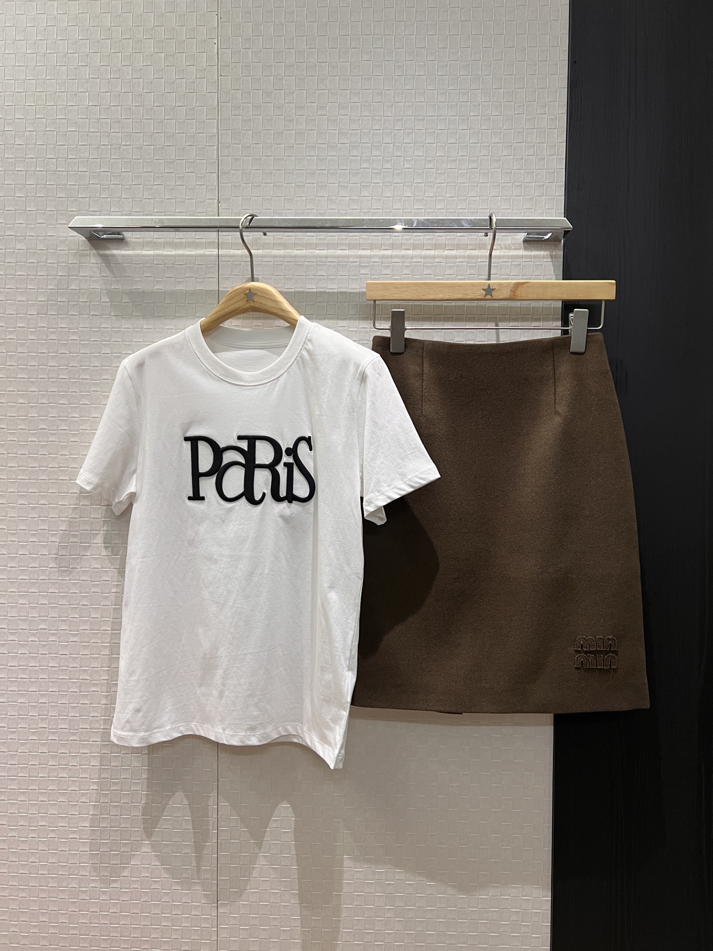 NO:663038,New three-dimensional embroidered contrasting color T-shirt, loose, casual, fashionable and versatile, red and white SML,,tees,t-shirt, 19860909新款立体刺绣撞色T恤 宽松休闲时尚百搭 红色白色 SML,,tees，t-shirt, ,Women's clothing