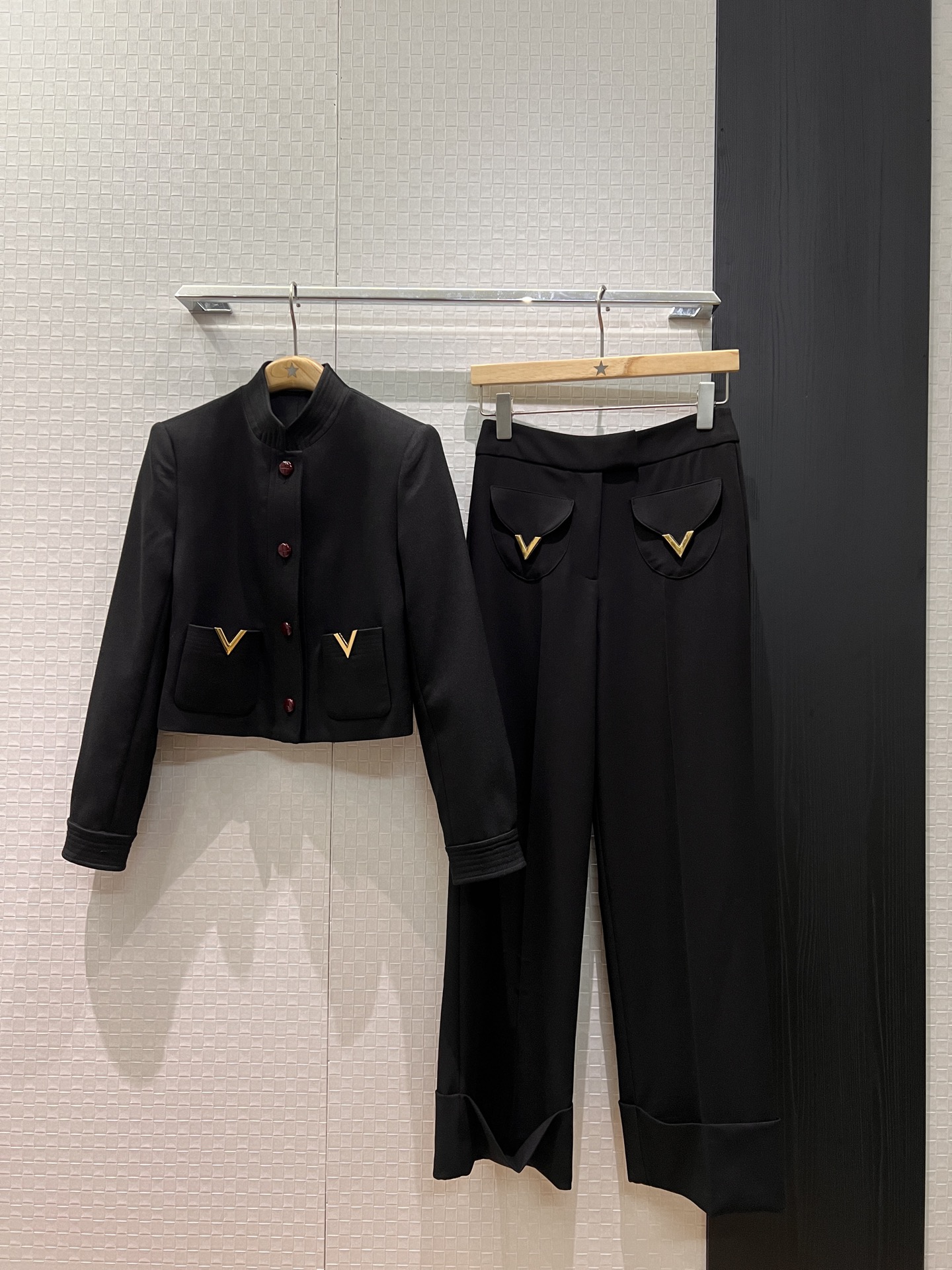 NO:663029,New recommended French minimalist design, stand-up collar short jacket, V metal logo decorated pockets, commuting style, ladylike style, socialite fashion, black, white and red SML,,jackets & coats, 19860909新款推荐法式极简设计 立领短款外套 V金属logo装饰口袋 通勤气质御姐范 名媛时尚 黑色白色正红 SML,,jackets & coats, ,Women's clothing