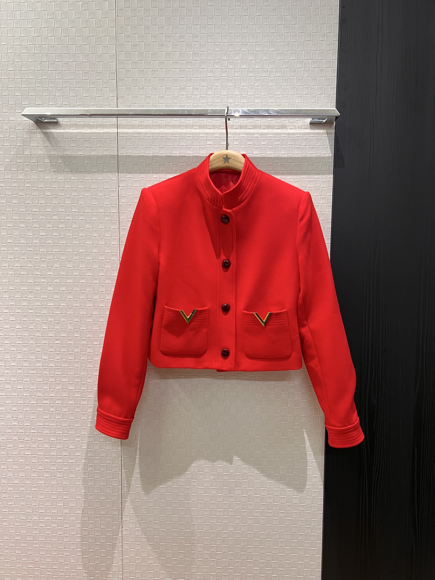 NO:663036,New recommended French minimalist design, stand-up collar short jacket, V metal logo decorated pockets, commuting style, ladylike style, socialite fashion, black, white and red SML,,jackets & coats, 19860909新款推荐法式极简设计 立领短款外套 V金属logo装饰口袋 通勤气质御姐范 名媛时尚 黑色白色正红 SML,,jackets & coats, ,Women's clothing