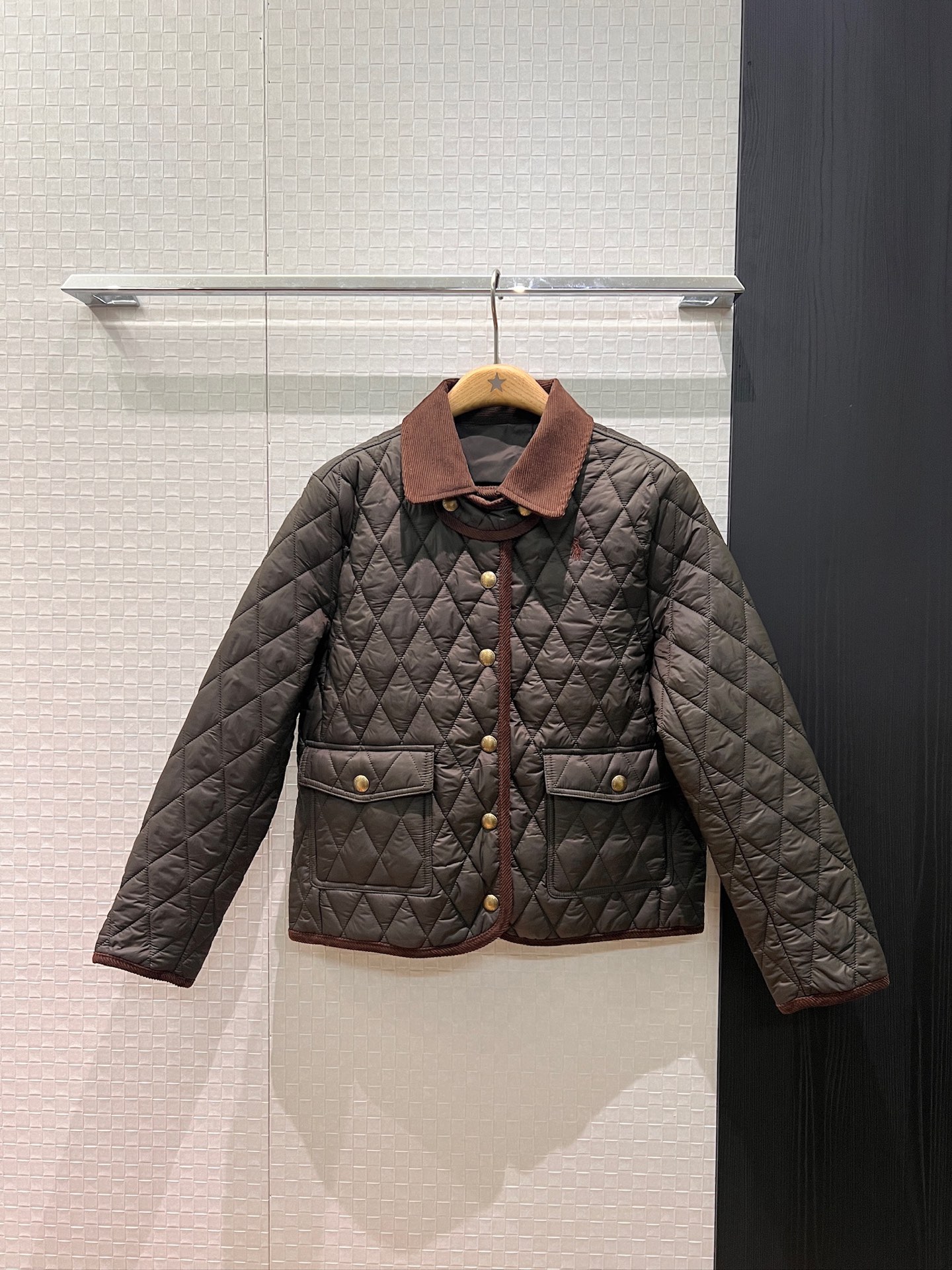 NO:663722,New RL classic embroidered pony, patchwork corduroy collar, quilted rhombus cotton jacket, molded gold buckle, light and casual, fashionable and warm, salty or sweet, simple and versatile, military green and wine red SML,,jackets & coats, 19860909新款RL经典刺绣小马 拼接灯芯绒领绗缝菱格棉服外套开模金扣 轻薄休闲 时尚保暖可盐可甜 简约百搭 军绿酒红 SML,,jackets & coats, ,Women's clothing