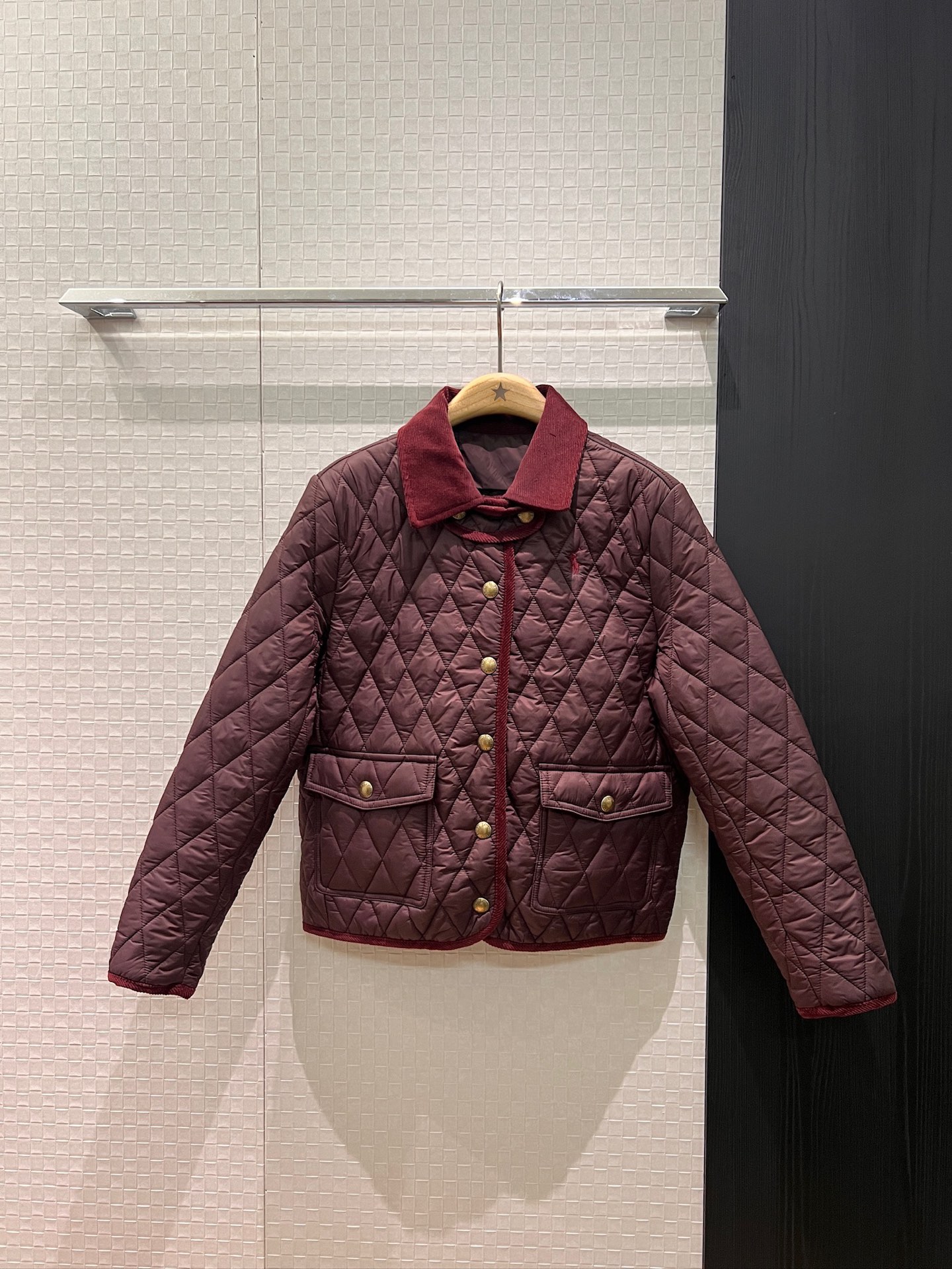 NO:663716,New RL classic embroidered pony, patchwork corduroy collar, quilted rhombus cotton jacket, molded gold buckle, light and casual, fashionable and warm, salty or sweet, simple and versatile, military green and wine red SML,,jackets & coats, 19860909新款RL经典刺绣小马 拼接灯芯绒领绗缝菱格棉服外套开模金扣 轻薄休闲 时尚保暖可盐可甜 简约百搭 军绿酒红 SML,,jackets & coats, ,Women's clothing