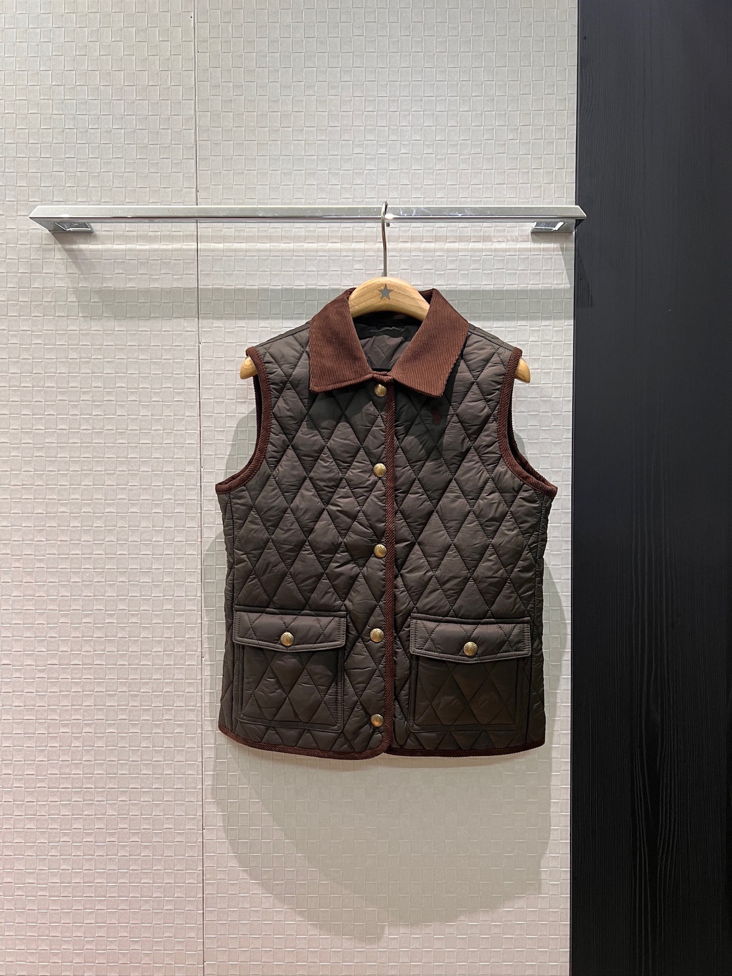 NO:663709,New RL classic embroidered pony, patchwork corduroy collar, quilted rhombus cotton vest, molded gold buckle, light and casual, fashionable and warm, salty or sweet, simple and versatile, military green and wine red SML,, 19860909新款RL经典刺绣小马 拼接灯芯绒领绗缝菱格棉服马甲开模金扣 轻薄休闲 时尚保暖可盐可甜 简约百搭 军绿酒红 SML,, ,Women's clothing