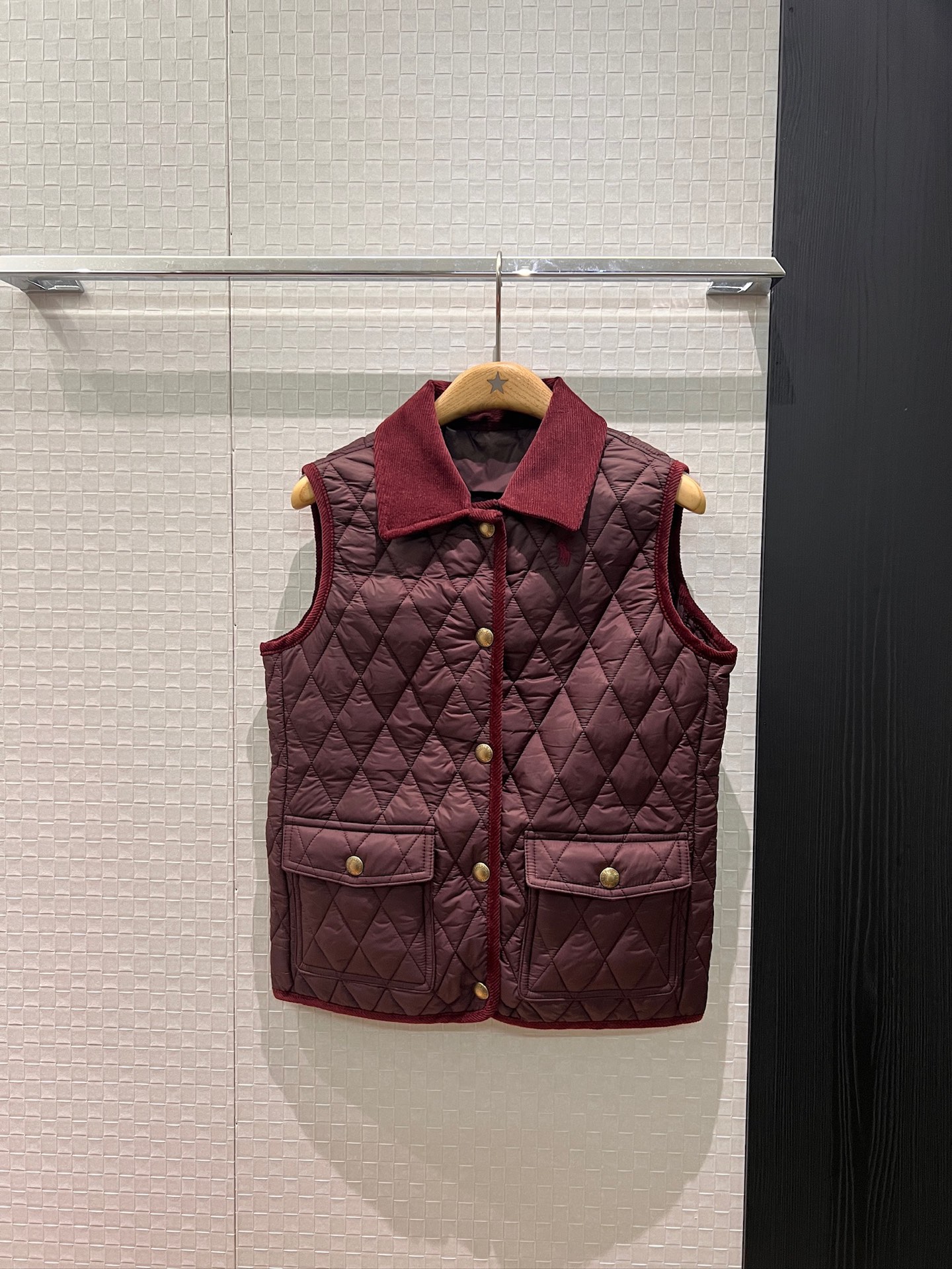 NO:663701,New RL classic embroidered pony, patchwork corduroy collar, quilted rhombus cotton vest, molded gold buckle, light and casual, fashionable and warm, salty or sweet, simple and versatile, military green and wine red SML,, 19860909新款RL经典刺绣小马 拼接灯芯绒领绗缝菱格棉服马甲开模金扣 轻薄休闲 时尚保暖可盐可甜 简约百搭 军绿酒红 SML,, ,Women's clothing
