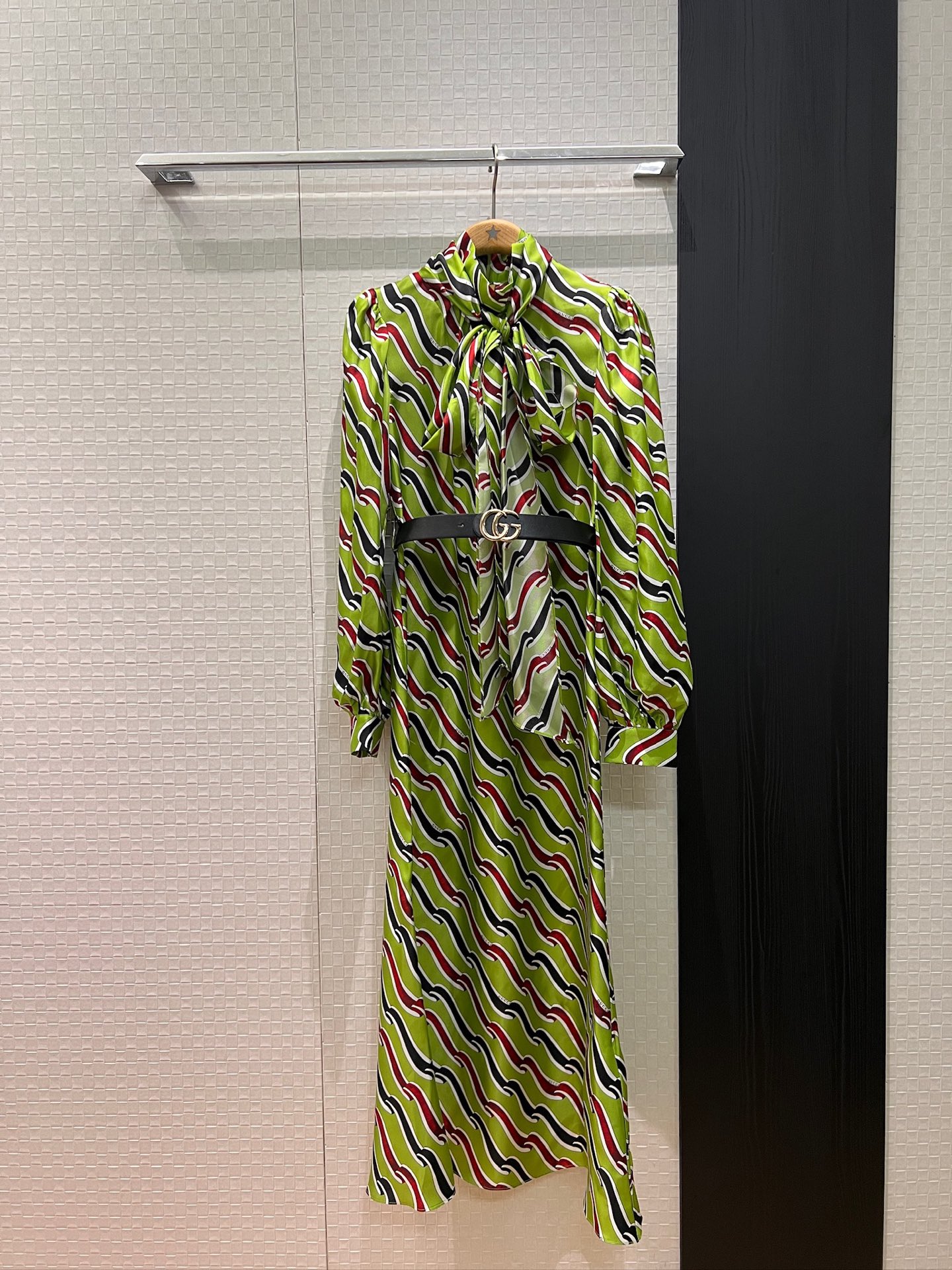 NO:663681,Early spring new catwalk, holiday French ribbon design, lantern sleeve ribbon positioning print, heavy silk twill dress, long skirt with double G belt, waist decoration, loose and lazy, tie bow, elegant commuting S-XL,,skirts,real silk, 19860909早春新款走秀 度假法式飘带设计 灯笼袖彩带定位印花 重磅真丝斜纹连衣裙 长裙搭配双G腰带 收腰装饰 宽松慵懒 系带蝴蝶结优雅通勤 S-XL,,skirts,real silk, ,Women's clothing