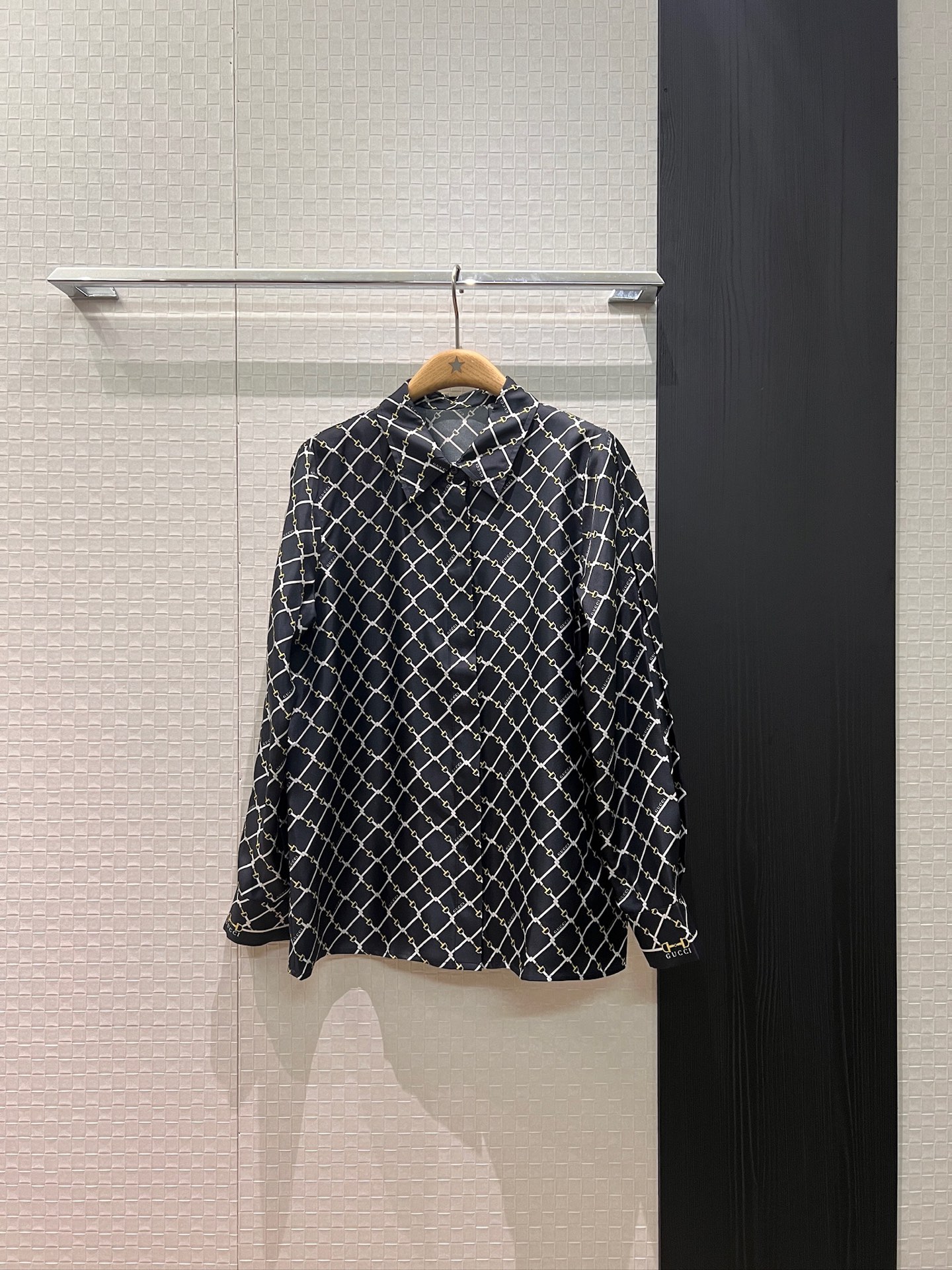 NO:663675,Early spring new style horsebit rhombus pattern silk twill shirt positioning printing, versatile for commuting, fashionable and casual, black and white S-XL,,real silk, 19860909早春新款马衔扣菱格纹印花真丝斜纹衬衣定位印花 通勤百搭时尚休闲 黑色白色 S-XL,,real silk, ,Women's clothing