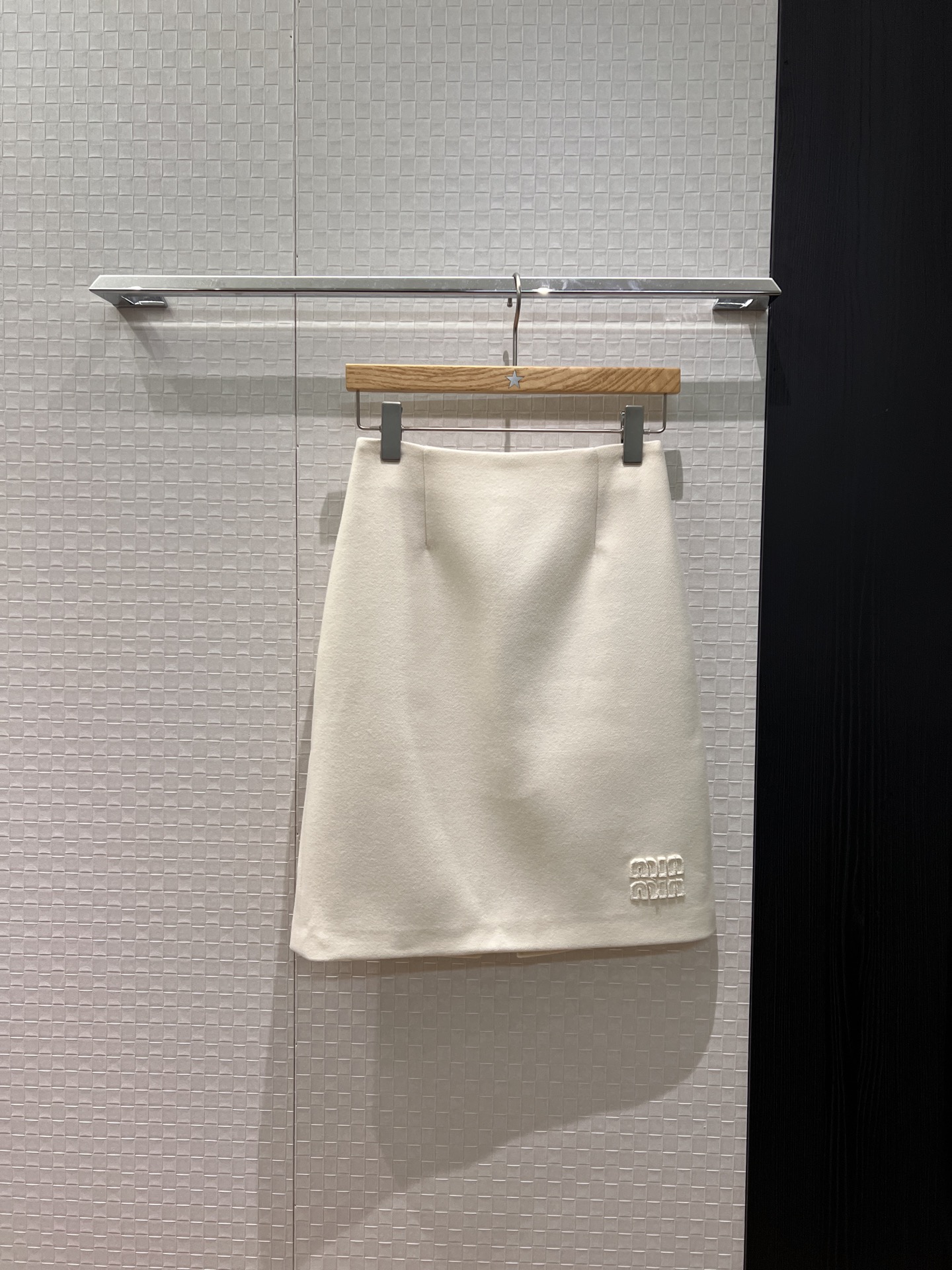 NO:663663,The new patch embroidered miu letter A-line skirt is simple and versatile, sweet and cute, a must-have for New Year and Christmas, black, dark gray, red, brown and beige S-XL,,miumiu,skirts, 19860909新款贴布刺绣miu字母A字半裙简单百搭 甜美可爱 新年圣诞必备黑色深灰正红咖色米色 S-XL,,miumiu,skirts, ,Women's clothing