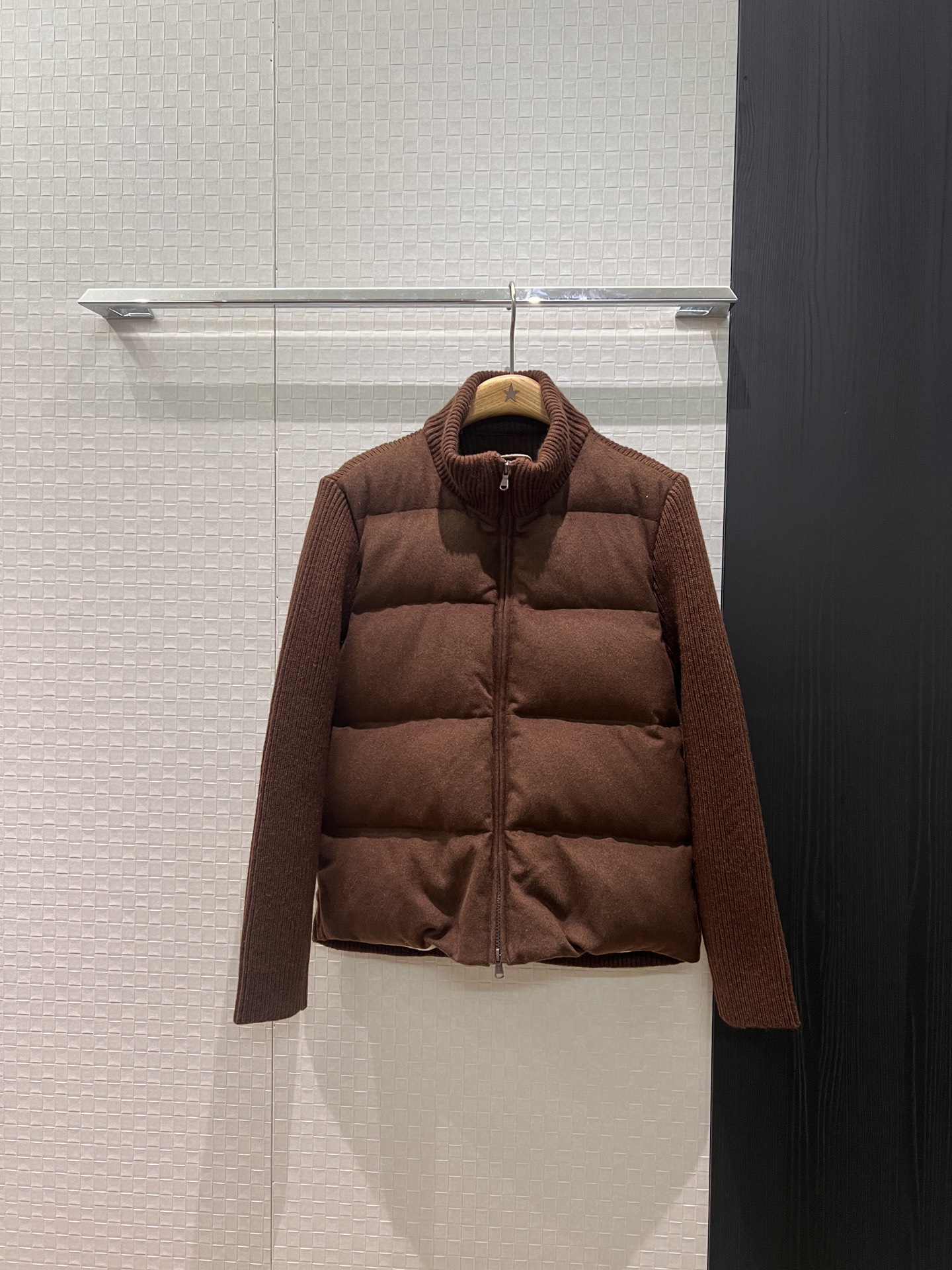 NO:664808,Equipped with dust bag, the new BC turtleneck wool knitted splicing down jacket has classic bead chain decoration on the collar. Invisible pockets on both sides, 90 white goose down and 10 feathers. Slim and warm, versatile and not bulky. Brown apricot SML,,jackets & coats,down jacket, 19860909配防尘袋新款BC高领羊毛针织拼接羽绒服外套领口经典珠链装饰 两侧隐形口袋90白鹅绒10羽毛 修身保暖 百搭不臃肿 咖色杏色 SML,,jackets & coats,down jacket, ,Women's clothing