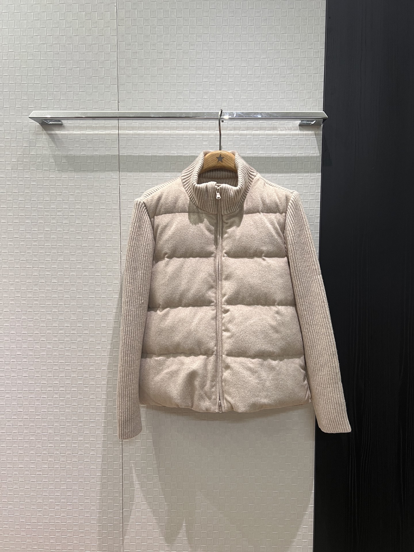 NO:664792,Equipped with dust bag, the new BC turtleneck wool knitted splicing down jacket has classic bead chain decoration on the collar. Invisible pockets on both sides, 90 white goose down and 10 feathers. Slim and warm, versatile and not bulky. Brown apricot SML,,jackets & coats,down jacket, 19860909配防尘袋新款BC高领羊毛针织拼接羽绒服外套领口经典珠链装饰 两侧隐形口袋90白鹅绒10羽毛 修身保暖 百搭不臃肿 咖色杏色 SML,,jackets & coats,down jacket, ,Women's clothing