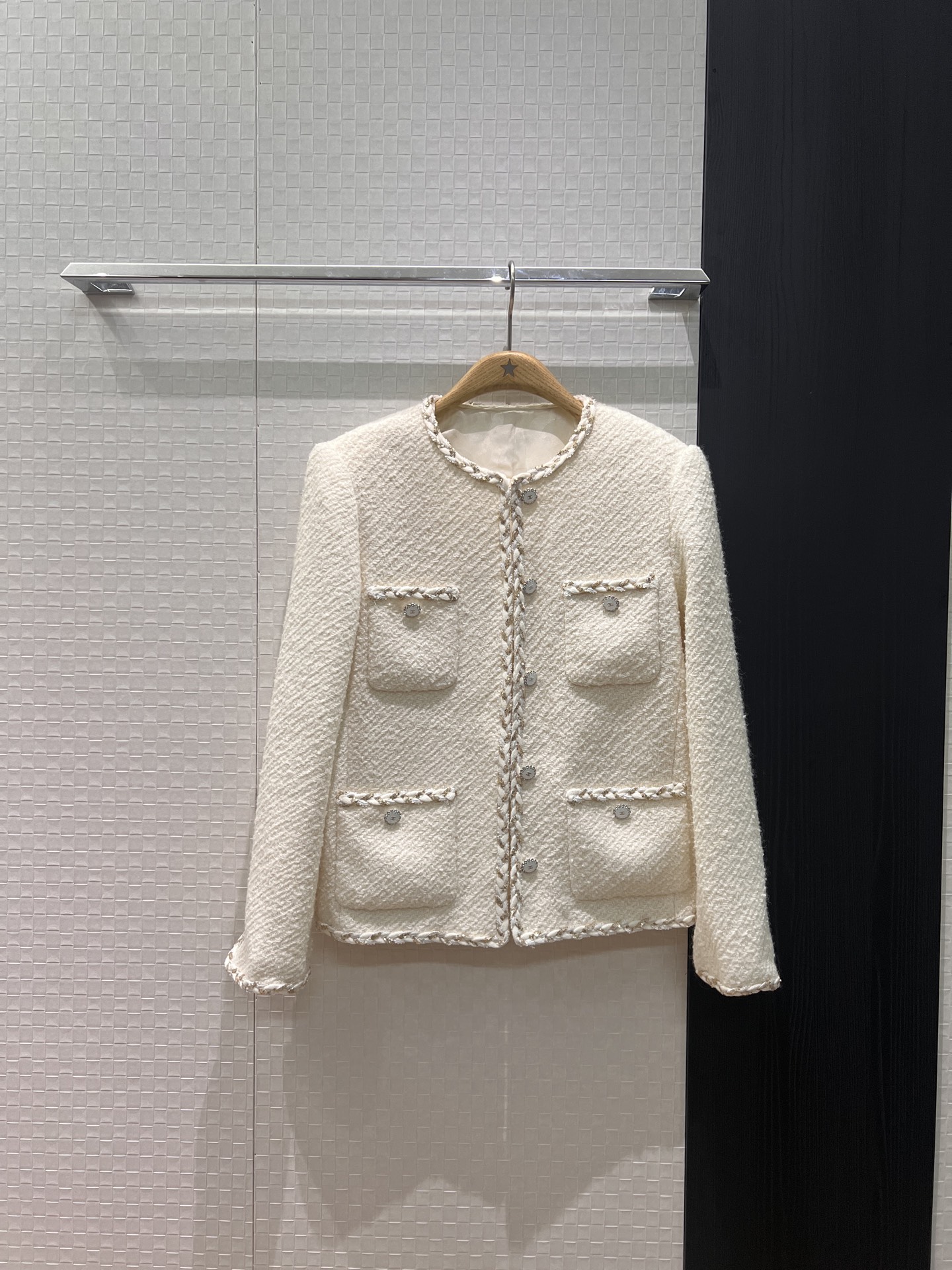NO:664778,New style white heavy sequin braided edge decorated wool tweed jacket classic four pockets open molded double C diamond buttons camellia lining SML,,jackets & coats, 19860909新款白色重工亮片编织边装饰羊毛粗花呢外套经典四口袋 开模双C镶钻扣子 山茶花内衬SML,,jackets & coats, ,Women's clothing