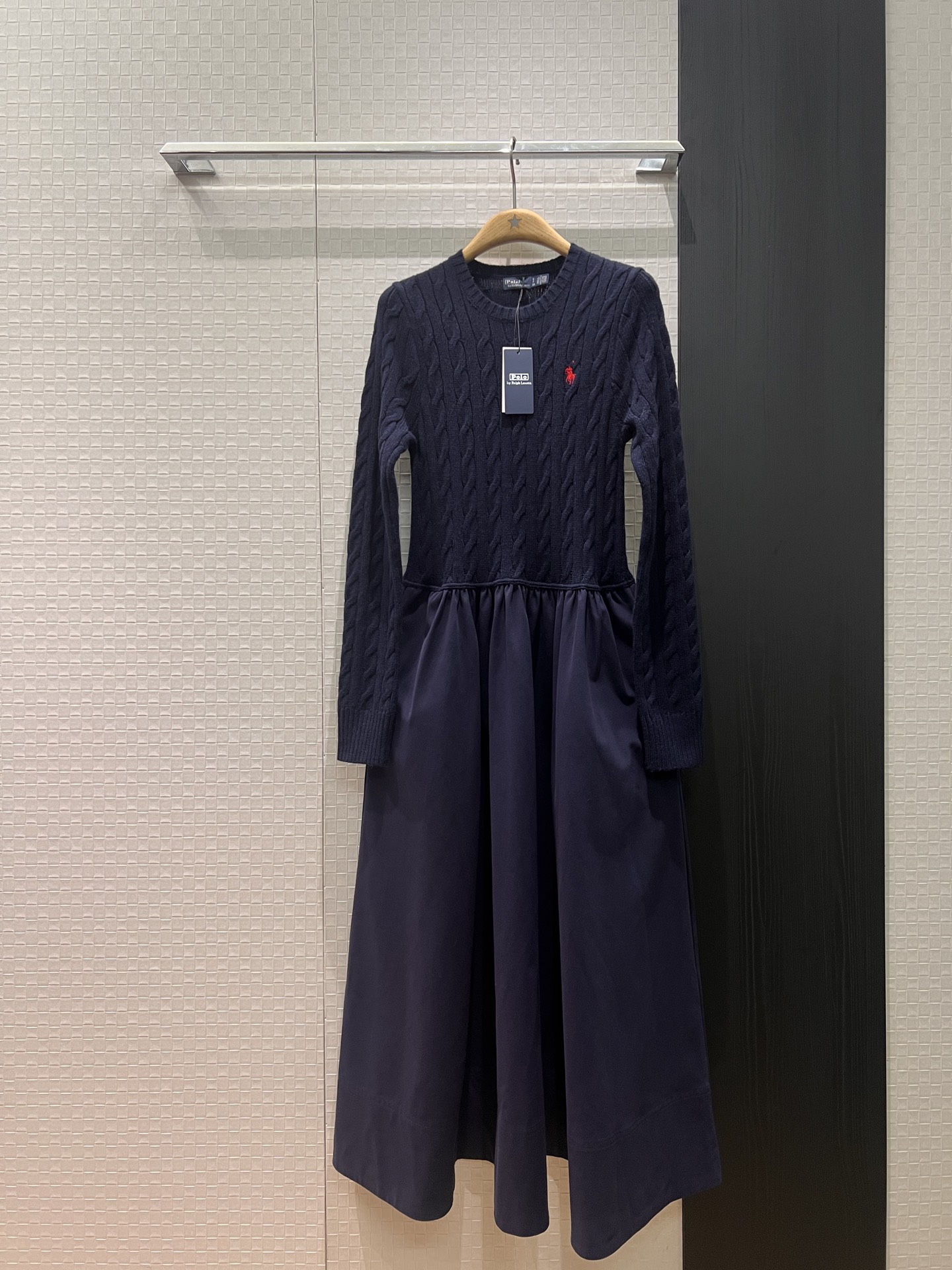 NO:664763,New RL cable knitted wool splicing dress, long skirt, classic pony logo embroidered on the chest, round neck and long sleeves, pockets on both sides, slim fit, old money style, casual and versatile, dark blue and white SML,,skirts, 19860909新款RL 绞花麻花纹针织羊毛拼接连衣裙 长裙 胸前刺绣经典小马logo装饰圆领长袖 两侧有口袋 修身显瘦 老钱风 休闲百搭深蓝白色 SML,,skirts, ,Women's clothing