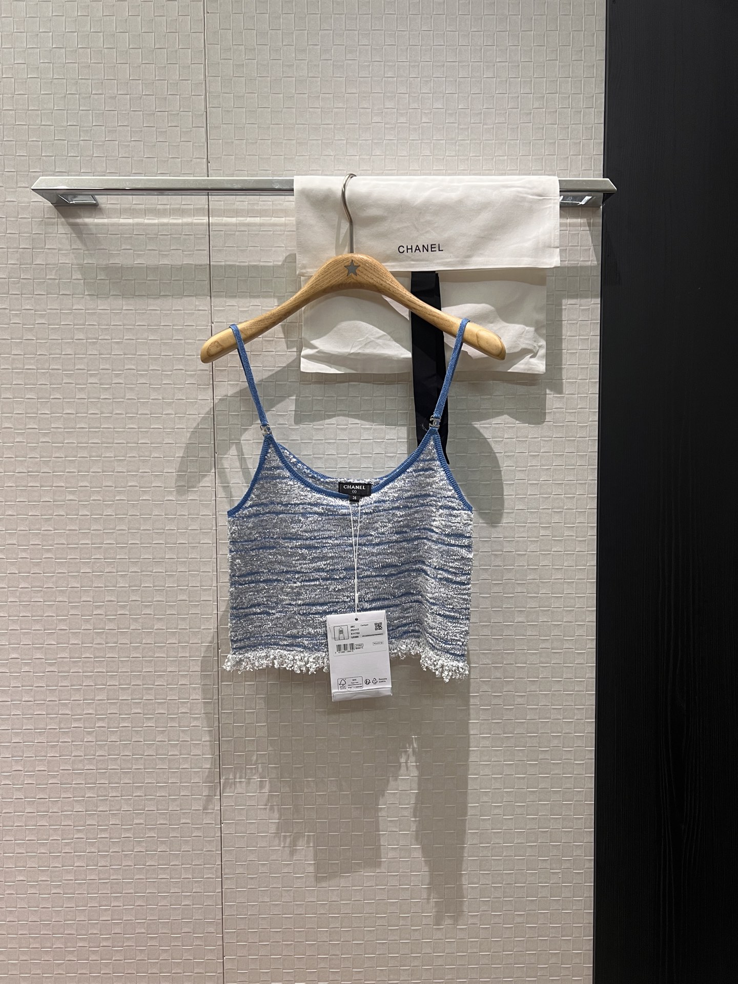 NO:664731,26c new model Xin Zhilei Gui Lunmei same style fringe edge knitted short striped camisole decorated with diamond double C small logo sweet age reduction sexy versatile delivery storage bag cloth bag SML,, 1986090926c新款辛芷蕾 桂纶镁同款流苏边针织短款条纹吊带背心镶钻双C小logo装饰 甜美减龄 性感百搭 配送收纳袋布包 SML,, ,Women's clothing