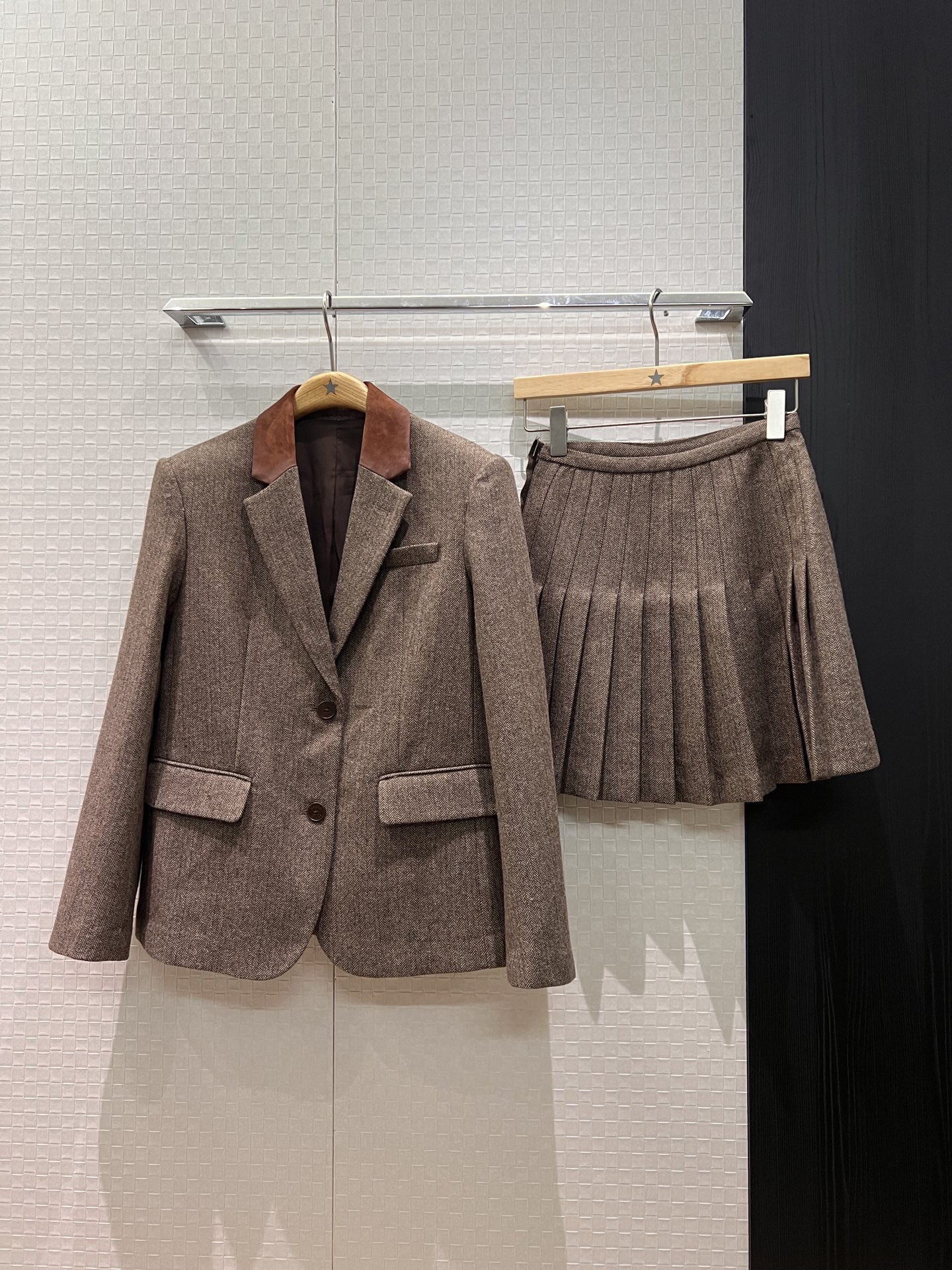 NO:665668,New suede splicing collar. Inverted triangle embroidered logo decoration on the back of the herringbone wool suit jacket. Can be worn with the same skirt SML, skirts, jackets & coats, business suit, chamois leather,  19860909新款麂皮绒拼接衣领 人纹羊毛西装外套背后倒三角刺绣徽标装饰 可搭同款半裙SML,,skirts,jackets & coats,business suit,chamois leather, ,Women's clothing