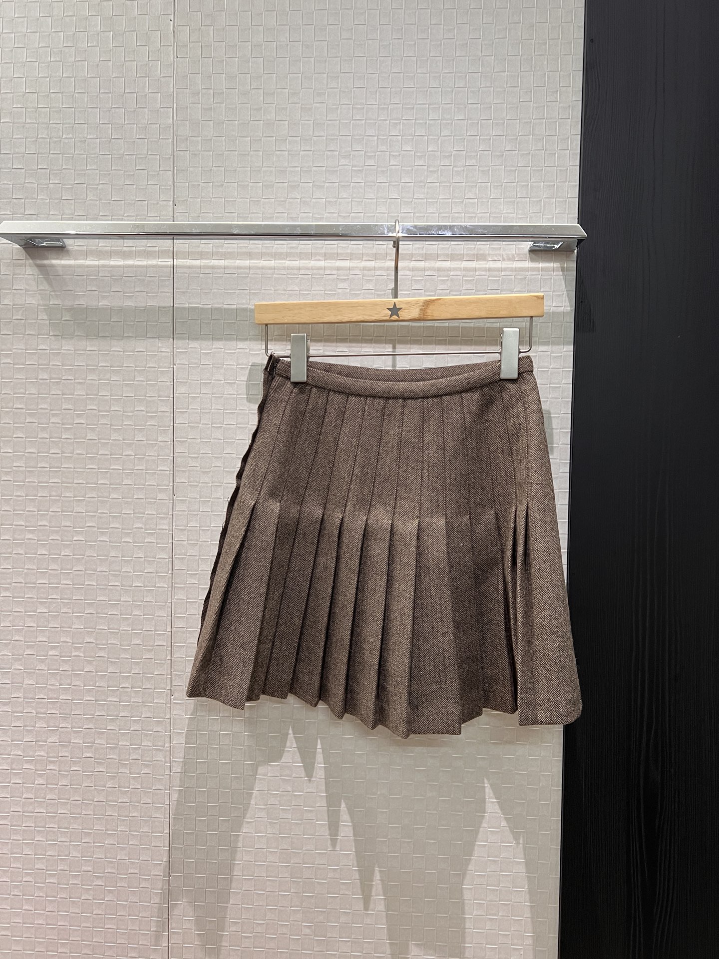 NO:665675,The new human pattern wool asymmetrical pleated skirt on the front and back. The splicing design is versatile and a must-have for age reduction. It can be worn with the same suit SML, skirts, business suit,  19860909新款人纹羊毛前后不对称百褶半裙 拼接设计气质百搭 减龄必备 可搭同款西装SML,,skirts,business suit, ,Women's clothing