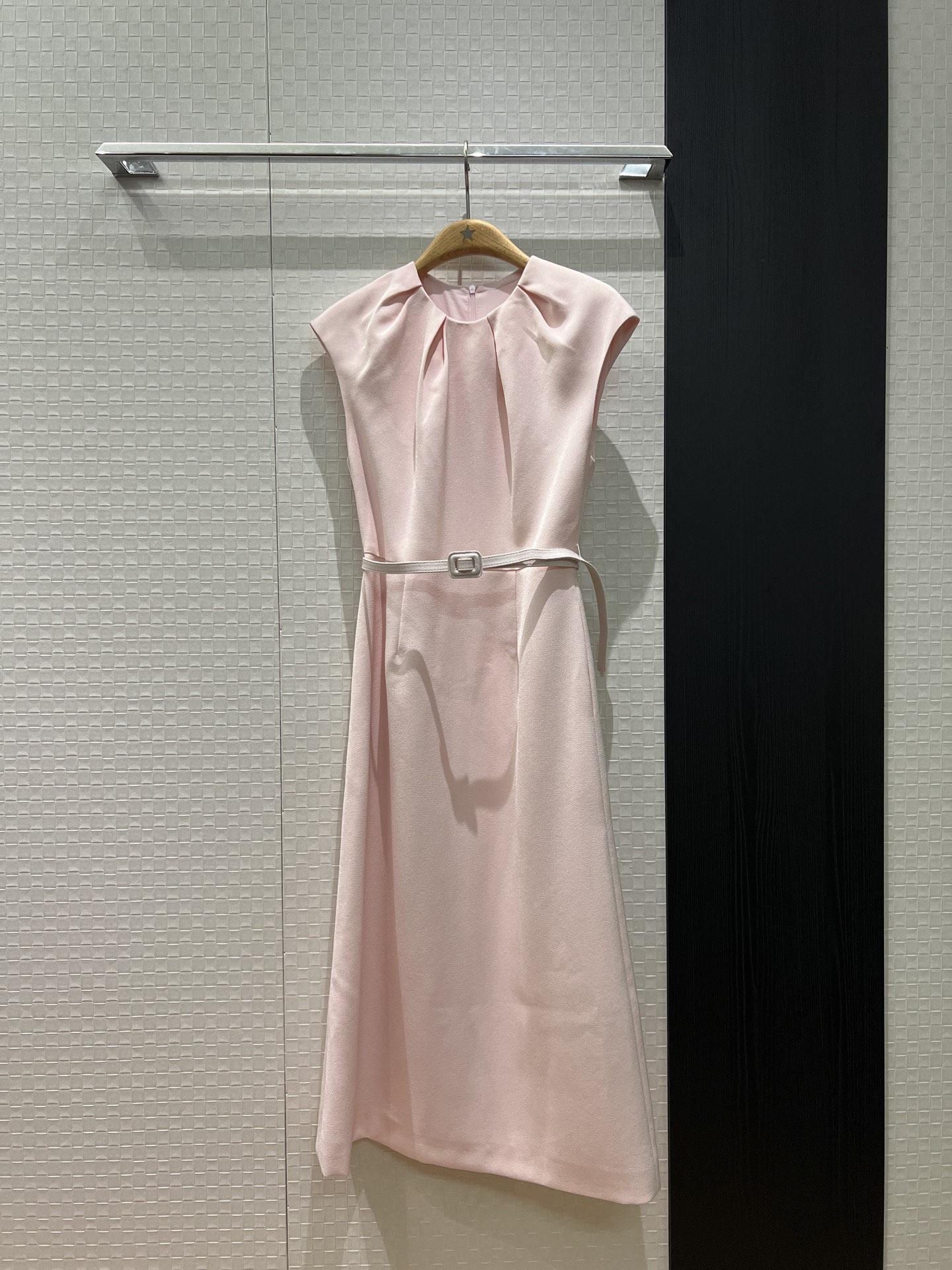 NO:665663,New recommendation for 26th early spring vacation French minimalist sleeveless dress Round neck pleated design delivery belt waist decoration Pockets on both sides Slim fit Elegant temperament black pink SML,,skirts, 19860909新款推荐26早春度假 法式极简无袖连衣裙 圆领褶皱设计配送腰带收腰装饰 两侧有口袋 修身显瘦 优雅气质黑色粉色 SML,,skirts, ,Women's clothing