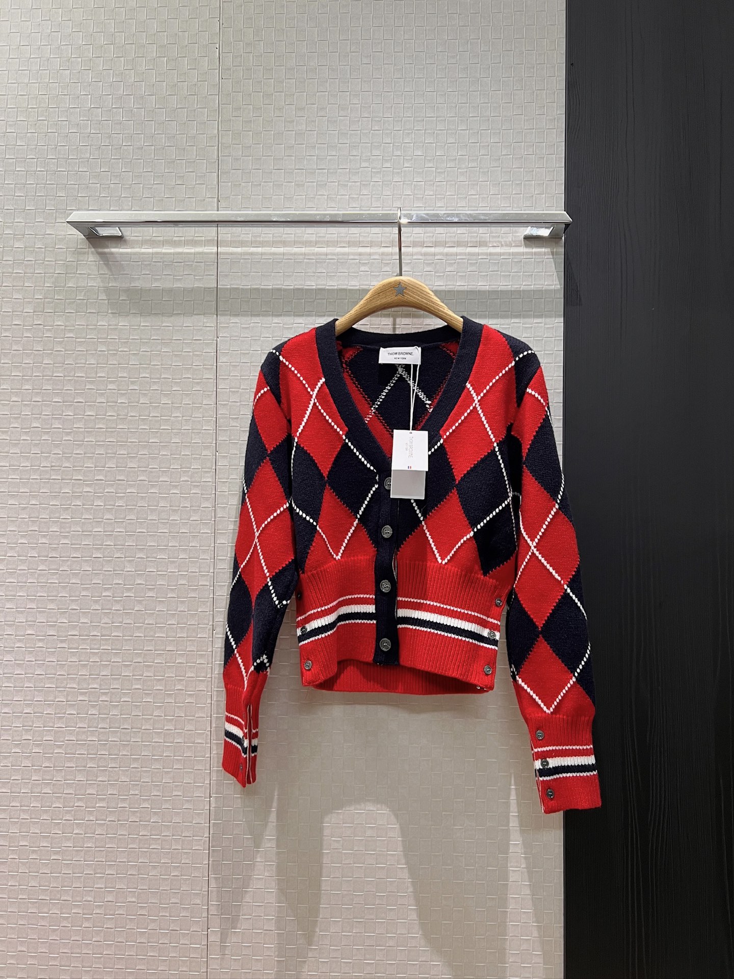 NO:665677,TB's new college style color-blocked rhombus V-neck wool knitted cardigan jacket with striped waist at the hem. Classic three-color webbing decoration, smart and age-reducing, cute and versatile, gray and red SML,,jackets & coats, 19860909TB新款学院风 拼色菱格纹V领羊毛针织开衫外套下摆条纹收腰 经典三色织带装饰乖巧减龄 可爱百搭 灰色红色 SML,,jackets & coats, ,Women's clothing