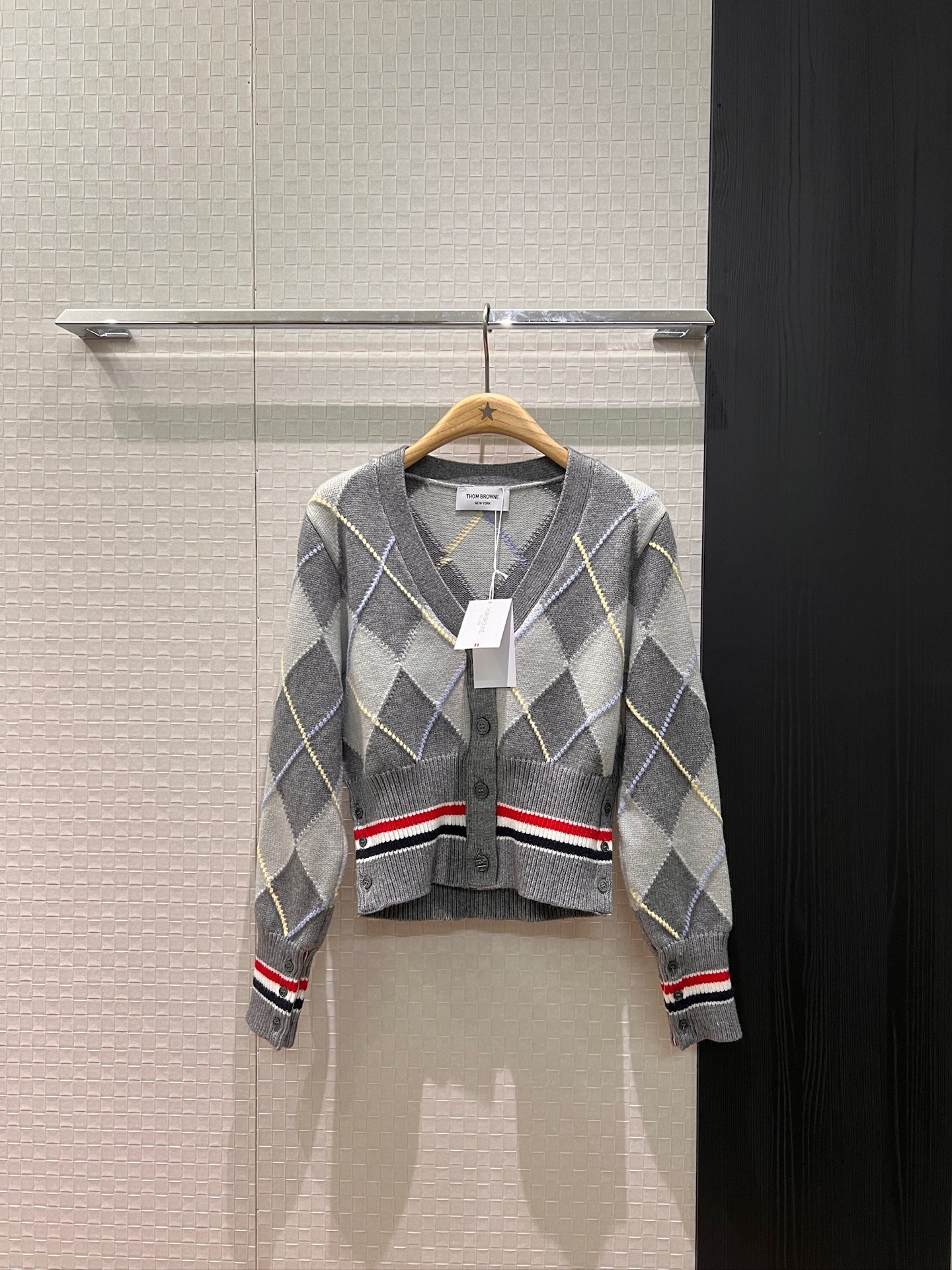 NO:665653,TB's new college style color-blocked rhombus V-neck wool knitted cardigan jacket with striped waist at the hem. Classic three-color webbing decoration, smart and age-reducing, cute and versatile, gray and red SML,,jackets & coats, 19860909TB新款学院风 拼色菱格纹V领羊毛针织开衫外套下摆条纹收腰 经典三色织带装饰乖巧减龄 可爱百搭 灰色红色 SML,,jackets & coats, ,Women's clothing