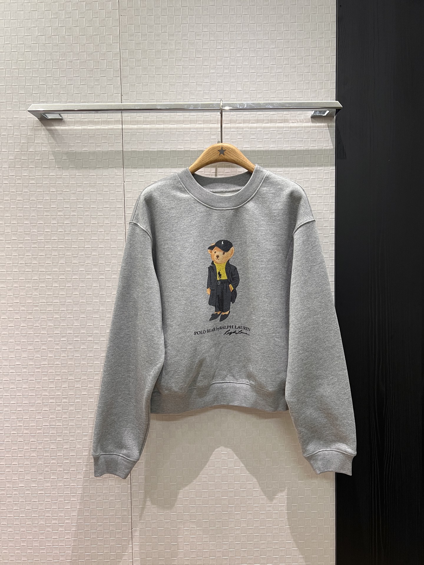 NO:666124,New RL Raff classic bear print round neck plus velvet sweatshirt, cute and casual, must-have coffee color for age reduction, gray SML,,hoodie,sweatshirts, 19860909新款RL拉夫 经典小熊印花圆领加绒卫衣可爱休闲 减龄必备咖色灰色 SML,,hoodie,sweatshirts, ,Women's clothing