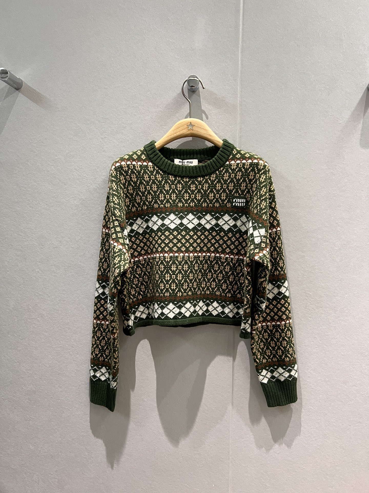 NO:666143,New Christmas atmosphere Fair Isle jacquard round neck short wool knit top with miu small logo on the chest Green and pink must-have for age reduction SML,,miumiu, 19860909新款圣诞氛围感 费尔岛提花圆领短款羊毛针织上衣胸前miu小logo徽标 减龄必备绿色粉色 SML,,miumiu, ,Women's clothing