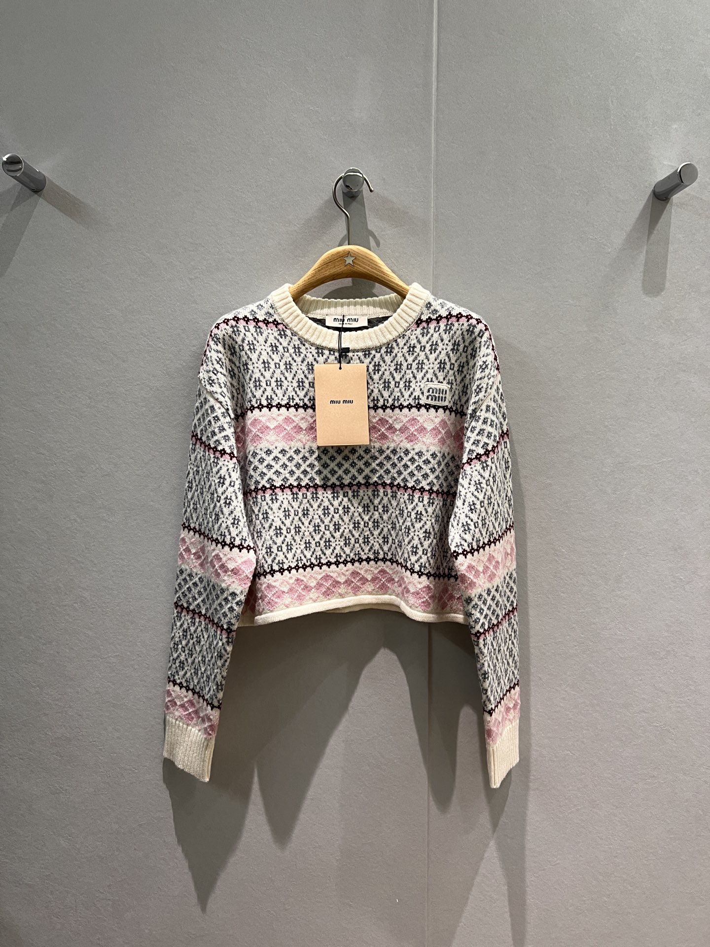 NO:666140,New Christmas atmosphere Fair Isle jacquard round neck short wool knit top with miu small logo on the chest Green and pink must-have for age reduction SML,,miumiu, 19860909新款圣诞氛围感 费尔岛提花圆领短款羊毛针织上衣胸前miu小logo徽标 减龄必备绿色粉色 SML,,miumiu, ,Women's clothing