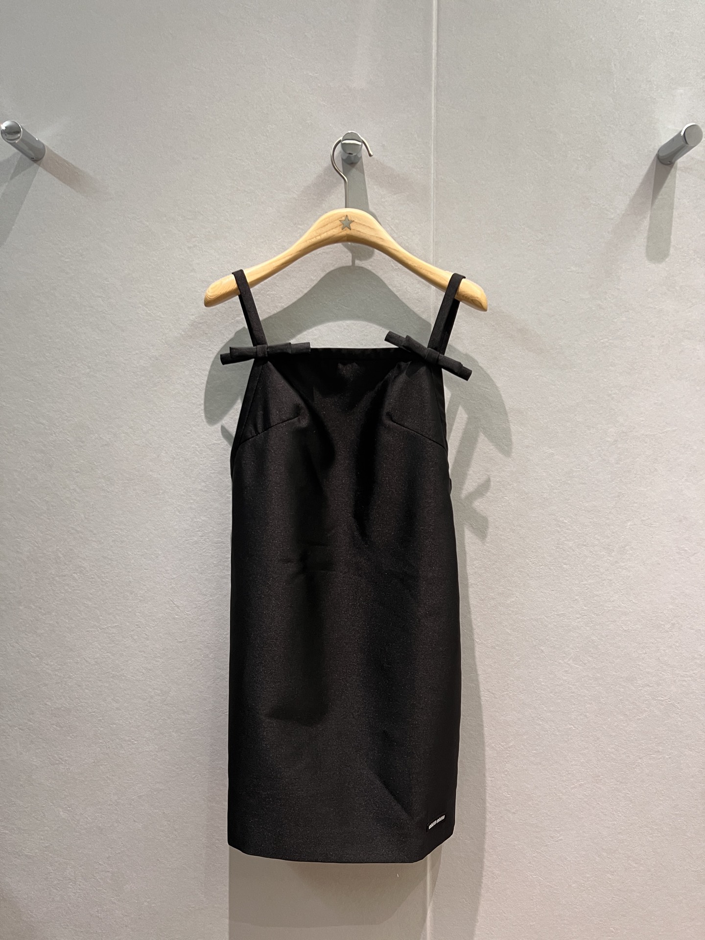 NO:666135,The new style is recommended for early spring. Liu Haocun's same style. Bow decorated suspender backless dress with small logo on the hem. Sweet and cute. A must-have for miu series. Black and pink SML,,miumiu,skirts, 19860909新款推荐早春 刘浩存同款 蝴蝶结装饰吊带露背连衣裙下摆小logo徽标 甜美可爱 千金本金miu系穿搭必备 黑色粉色 SML,,miumiu,skirts, ,Women's clothing